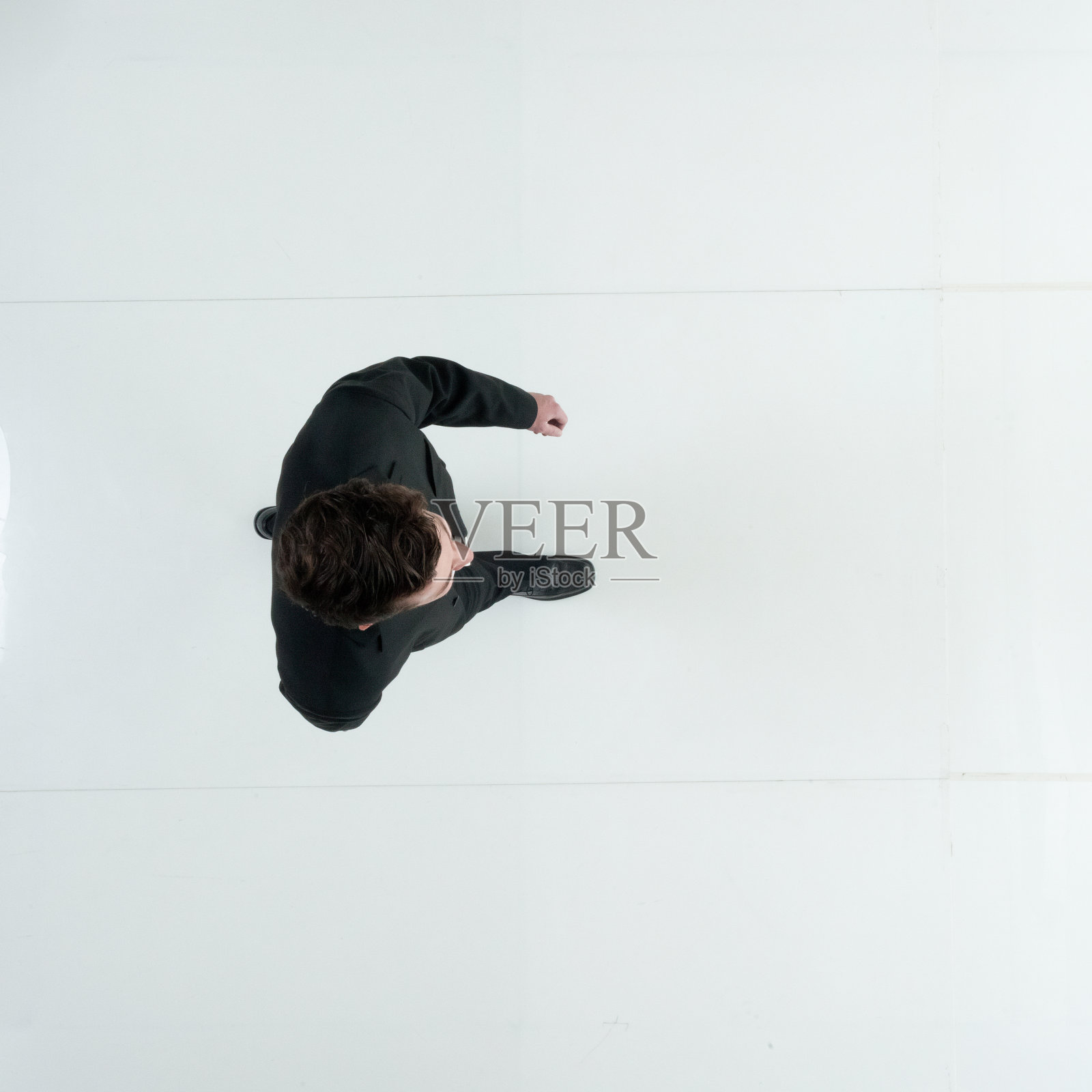 身穿商务装走在白色背景前的年轻白人男商人照片摄影图片