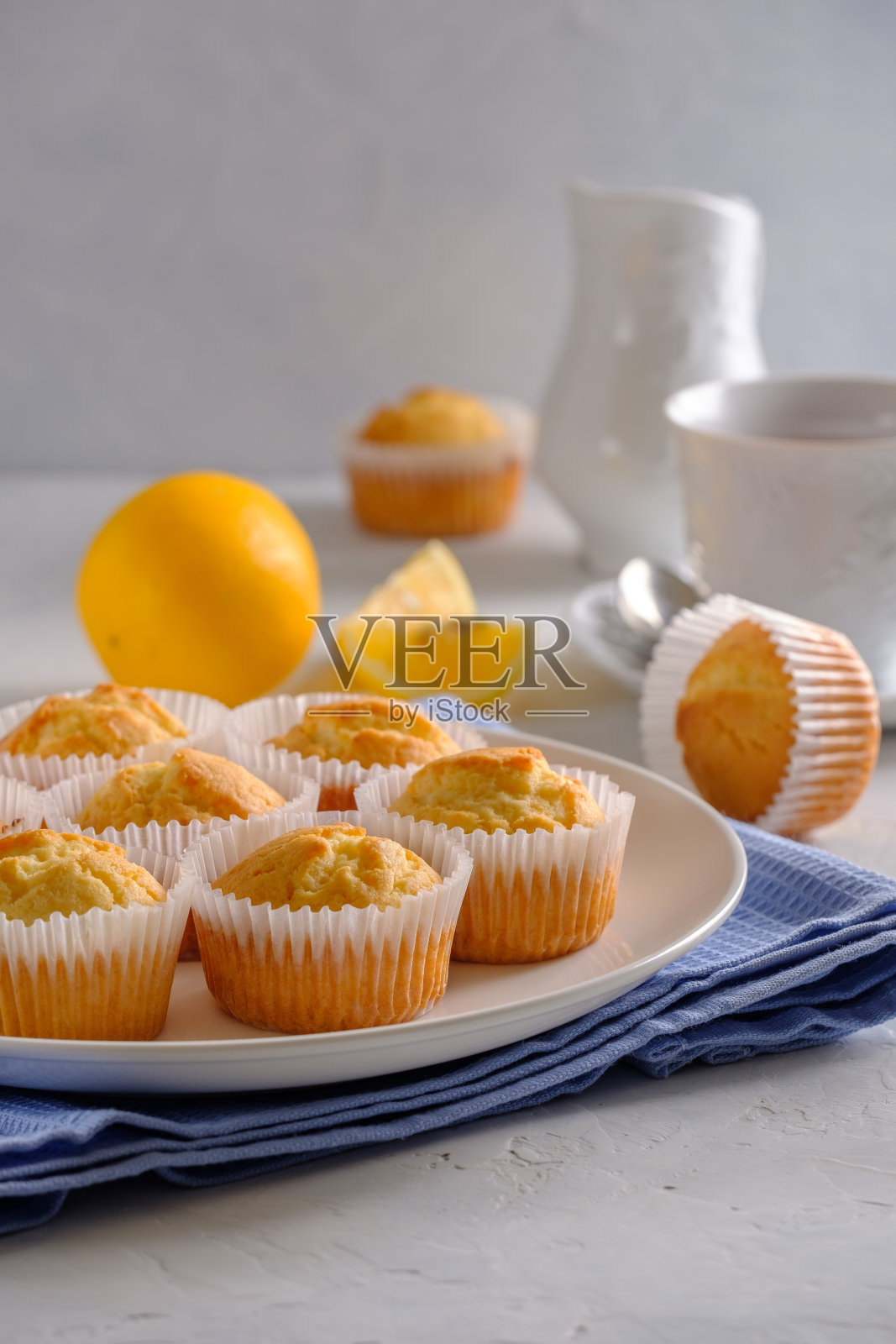 精致美味的柠檬纸杯蛋糕，放在白色的盘子里照片摄影图片