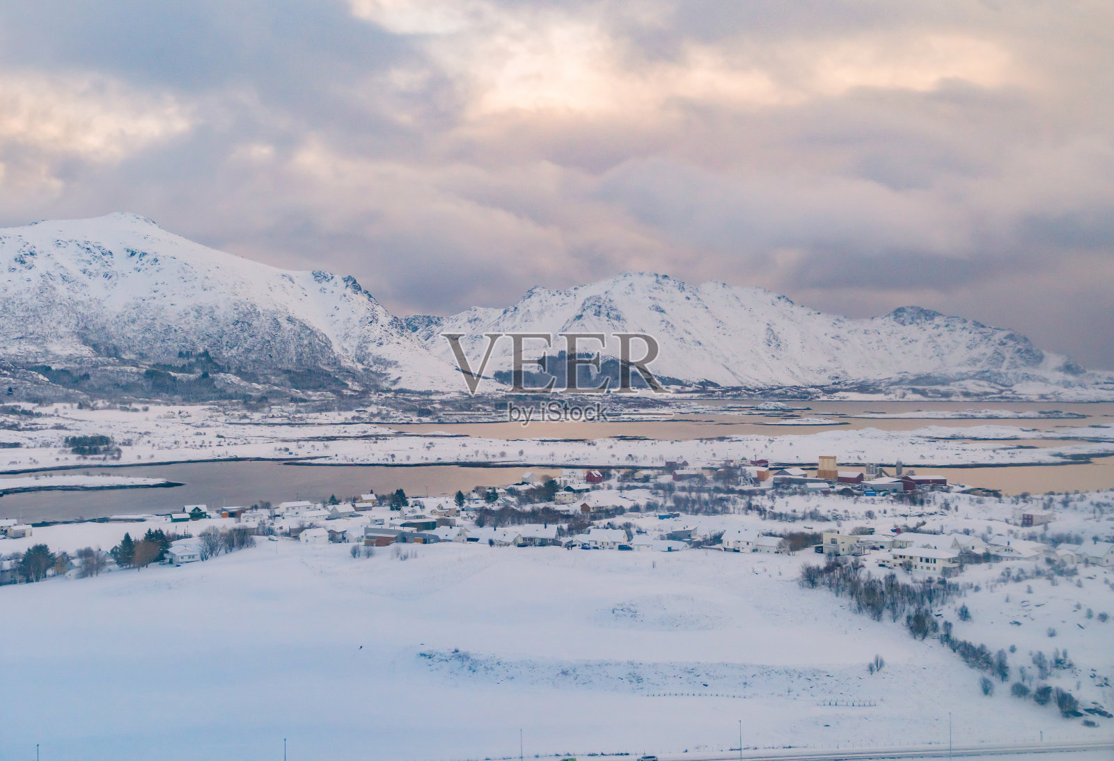 罗浮敦群岛鸟瞰图，Nordland县，挪威，欧洲。白雪皑皑的山峦和树木，是冬季自然景观的背景。著名的旅游景点照片摄影图片