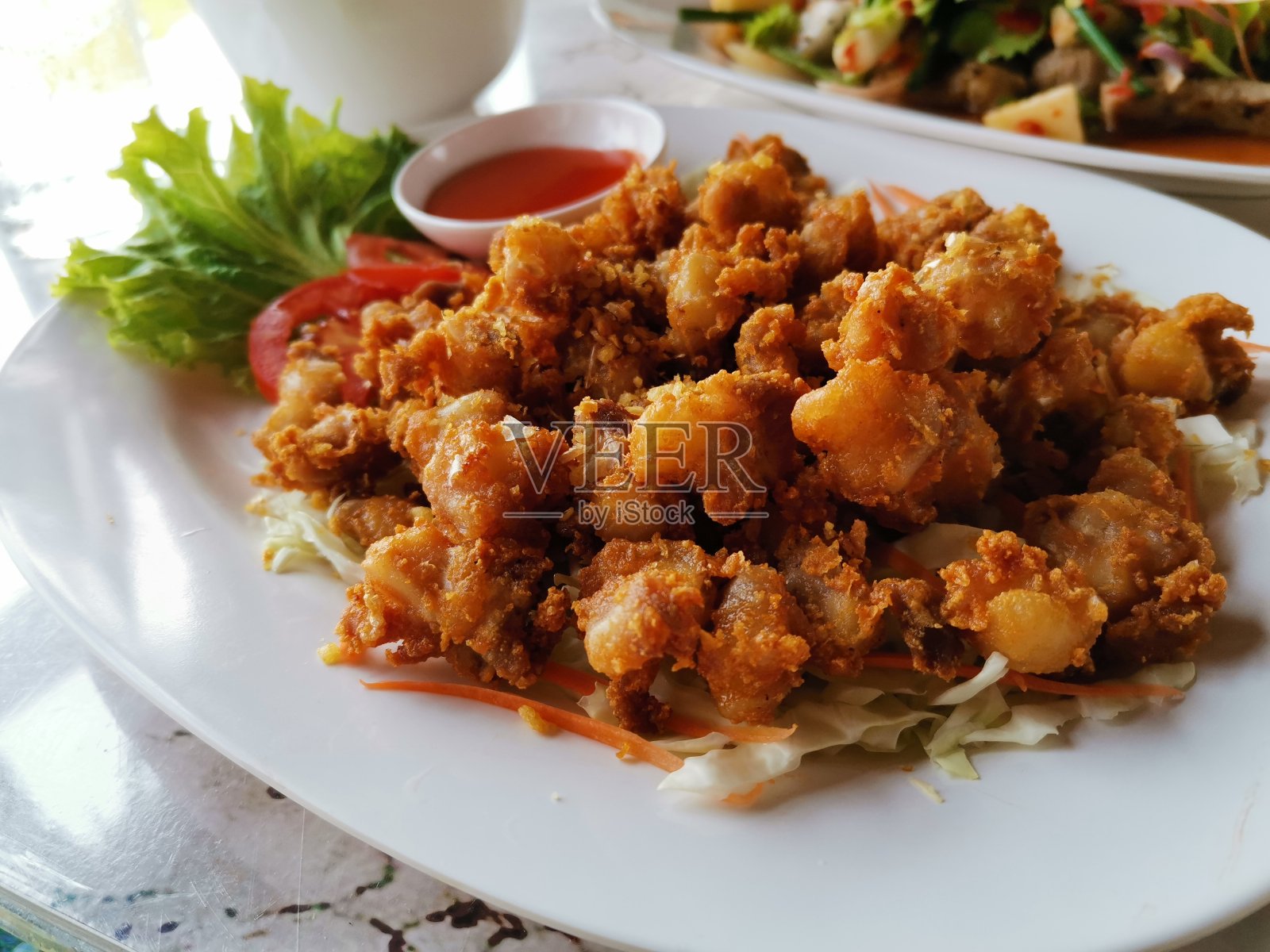 在盘子里炸的肌腱鸡照片摄影图片