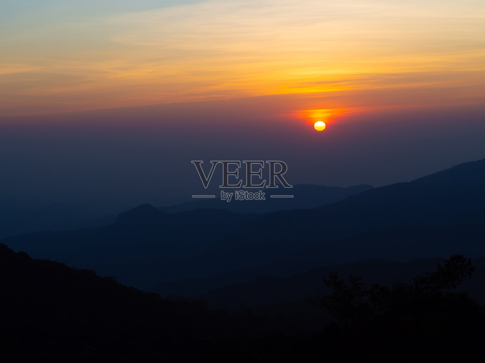 戏剧性的日落在多云的天空。照片摄影图片