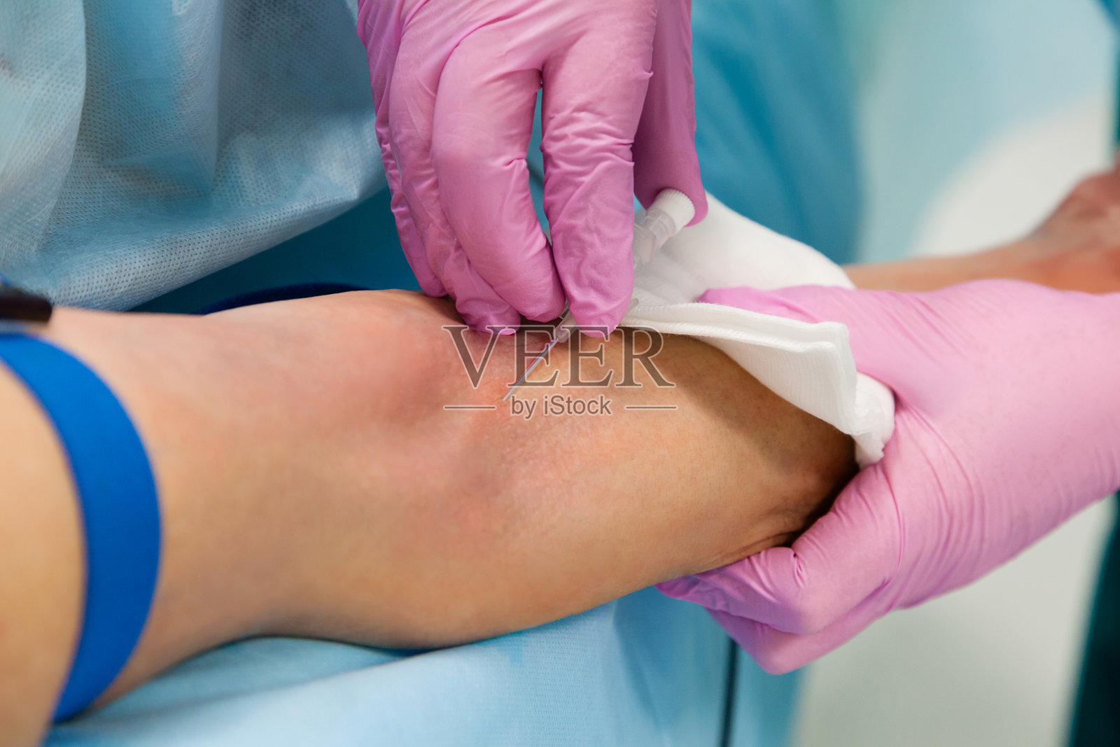 医院外周静脉穿刺与导管置入照片摄影图片