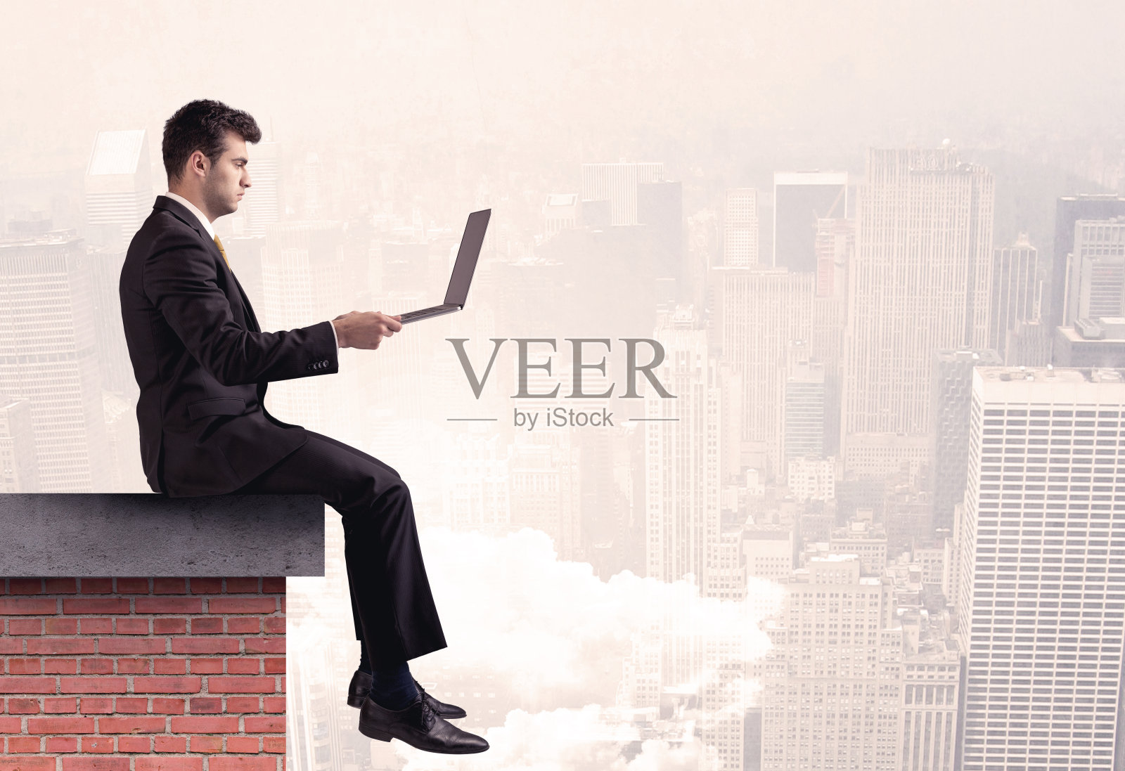 坐在城市屋顶上的上班族照片摄影图片