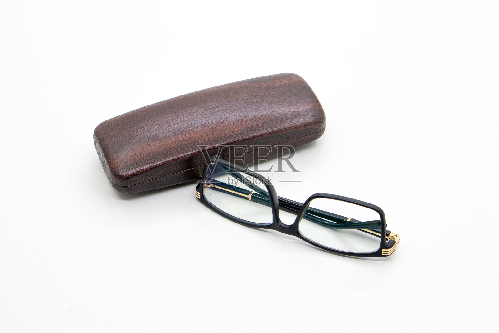 眼镜(眼镜)与黑色框架和木箱，孤立在白色背景。照片摄影图片