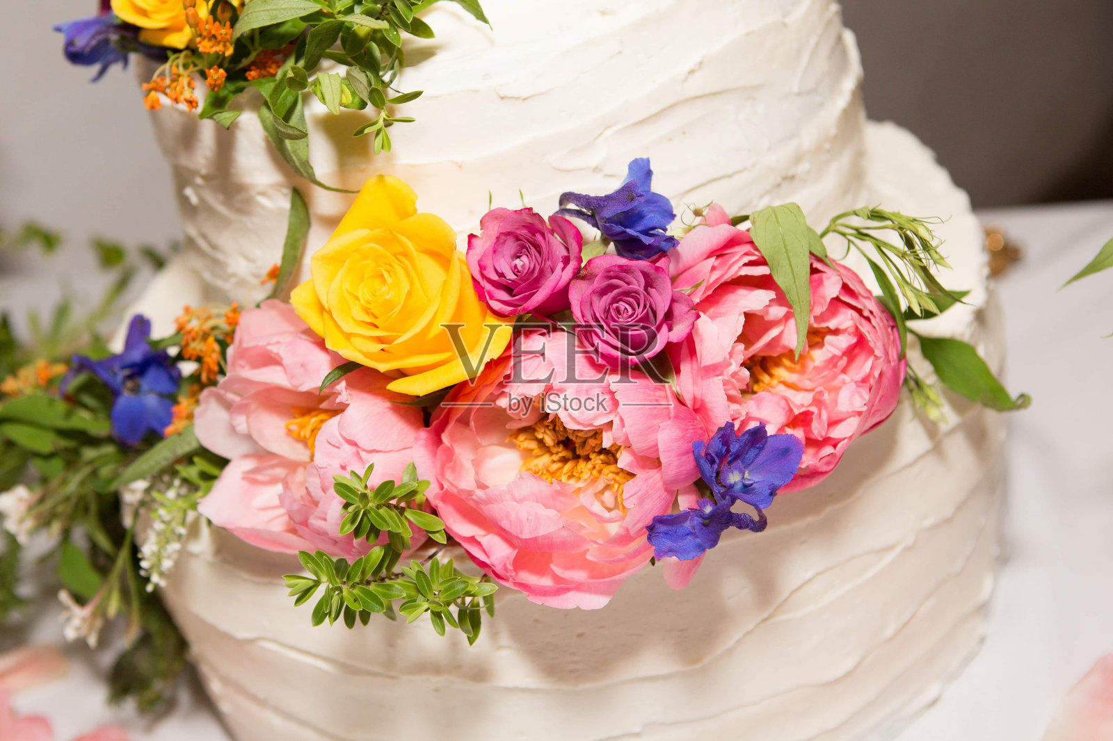 有鲜花和树叶的白色婚礼蛋糕照片摄影图片