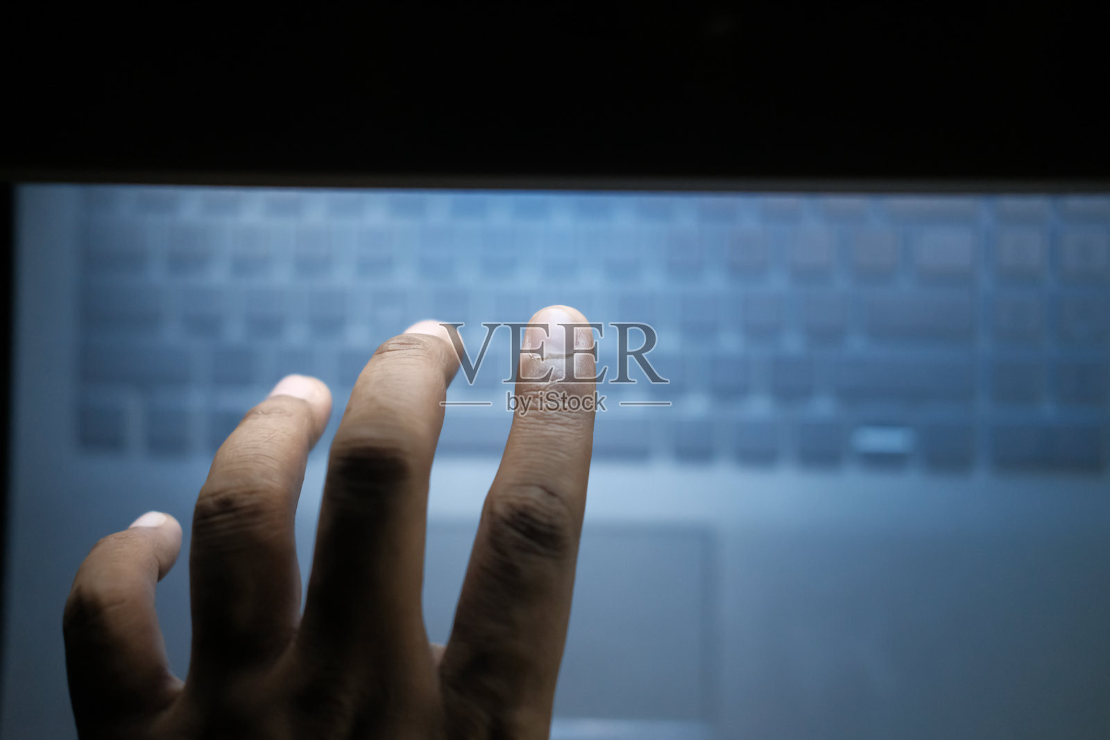 黑客手从笔记本电脑窃取数据照片摄影图片