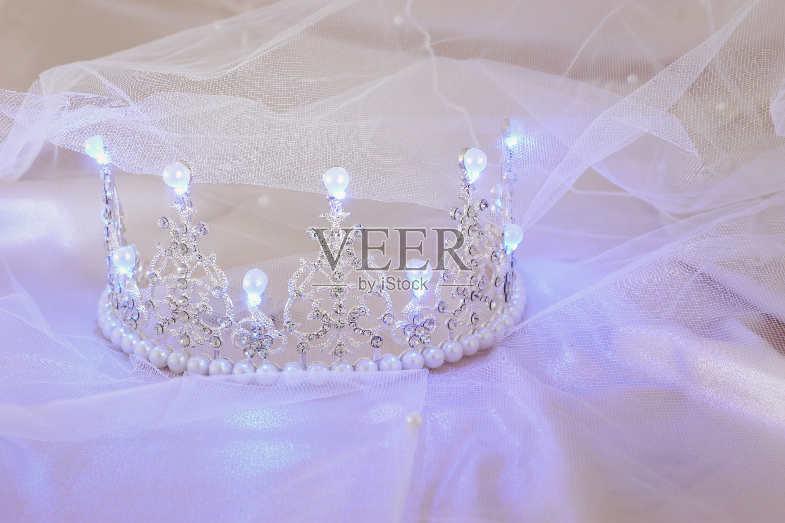 复古薄纱薄荷雪纺连衣裙和钻石王冠与发光的珍珠。结婚的概念。照片摄影图片
