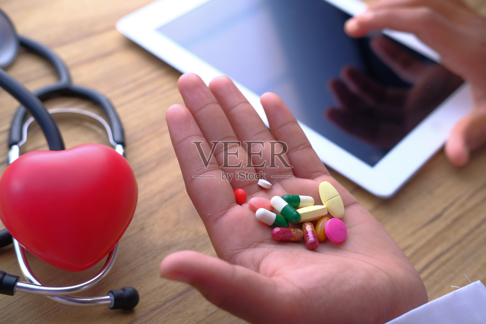 医生手上的药丸照片摄影图片