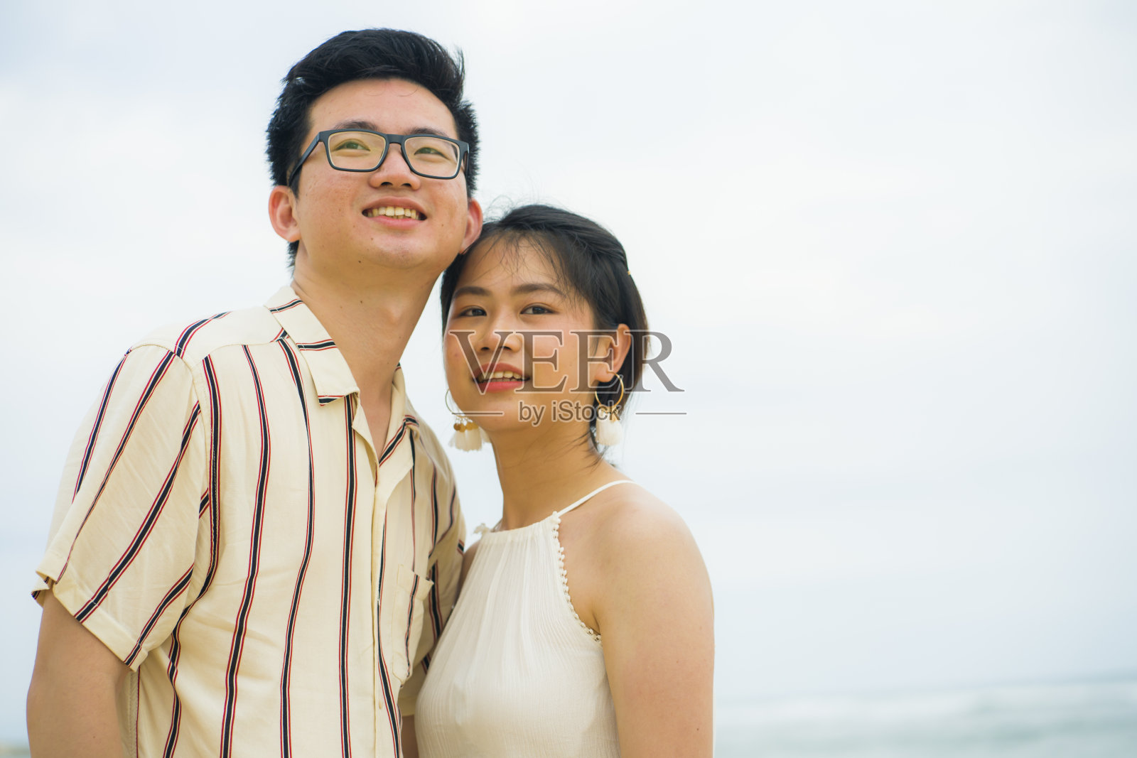 甜蜜和浪漫的生活方式肖像年轻幸福的亚洲华人夫妇在爱享受假期在美丽的海滩一起在海边散步嬉戏和深情的关系概念照片摄影图片