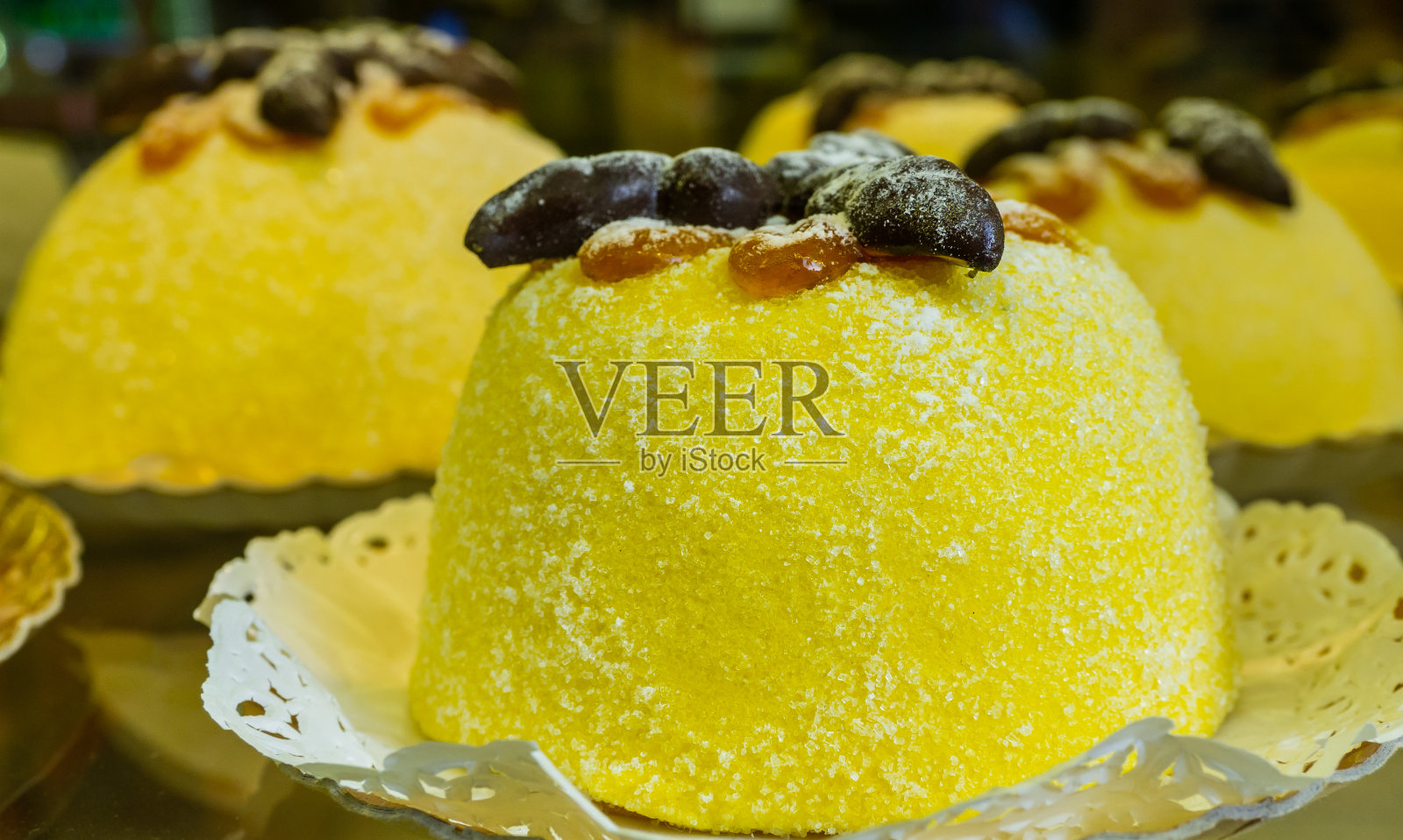 意大利贝加莫镇的传统甜点:甜玉米粥和巧克力鸟照片摄影图片