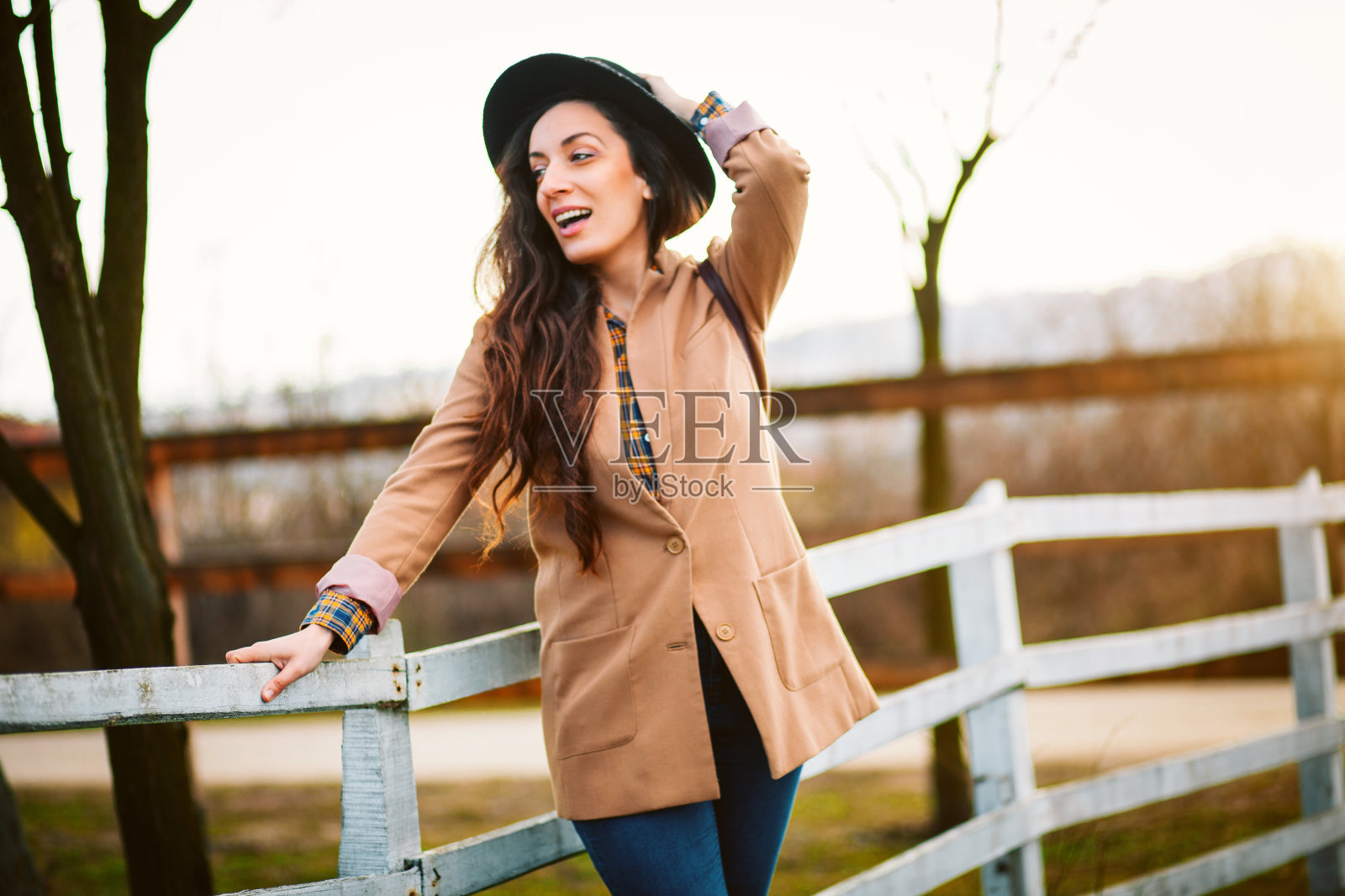 在牧场的女人照片摄影图片