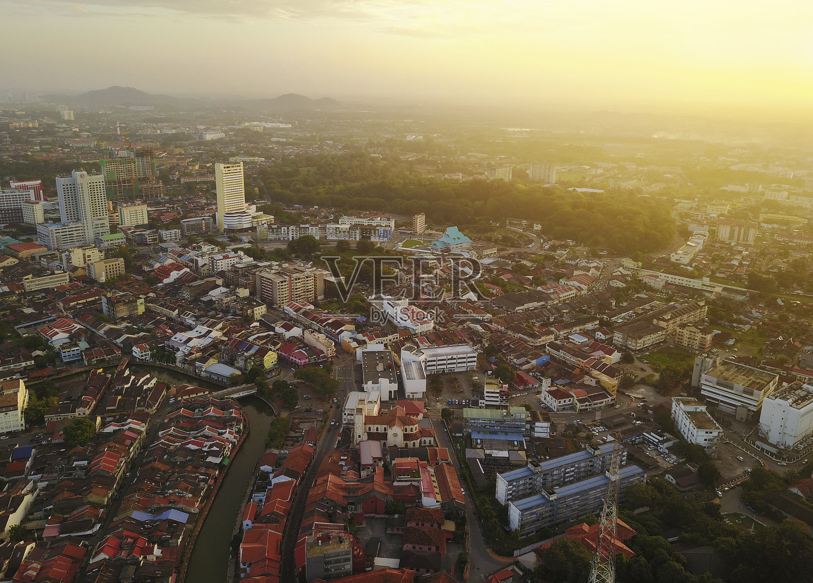 鸟瞰图的马六甲城市在日出照片摄影图片