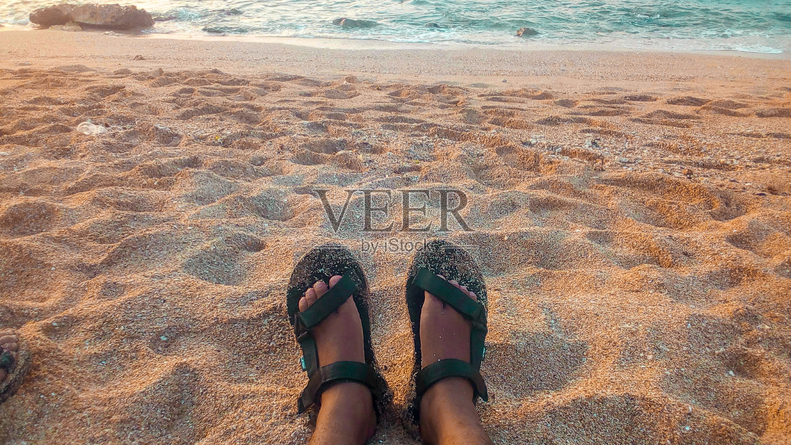 在沙滩上放松照片摄影图片