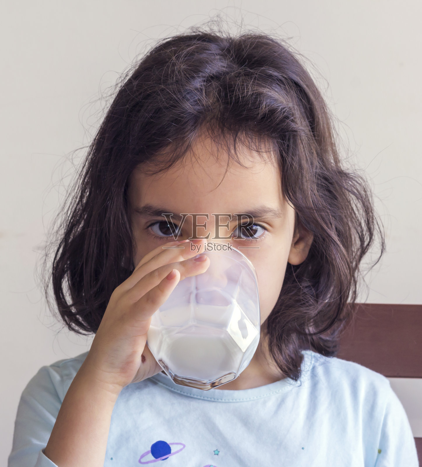 这个小女孩正在喝一杯牛奶照片摄影图片