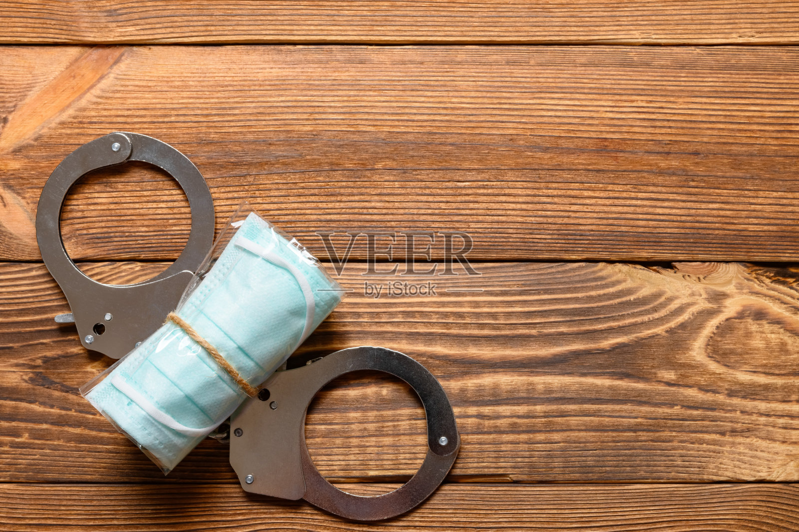 需要呼吸器和口罩的囚犯概念：一次性医用口罩和手铐照片摄影图片