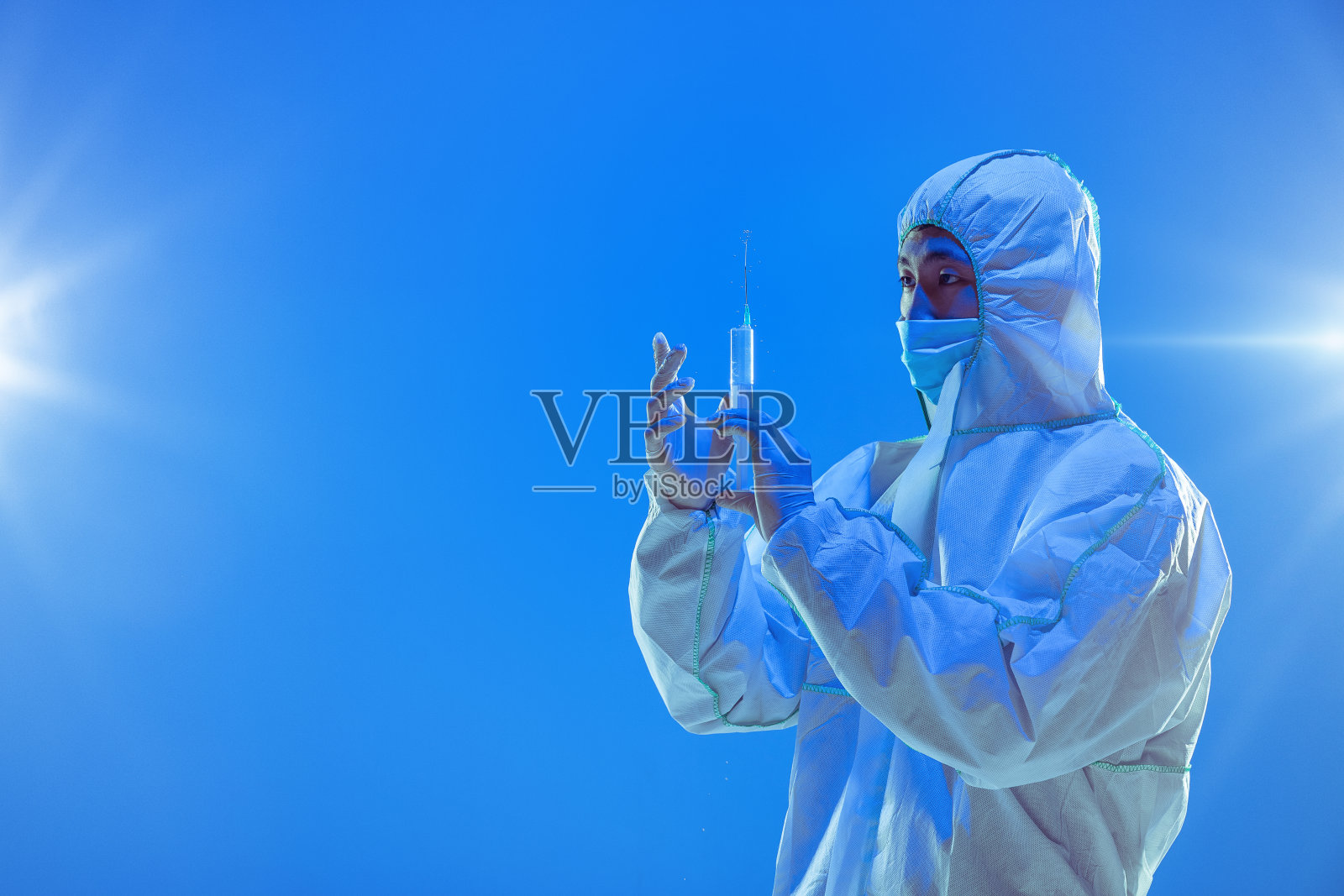 身穿白色防护服的医生，冠状病毒概念图照片摄影图片