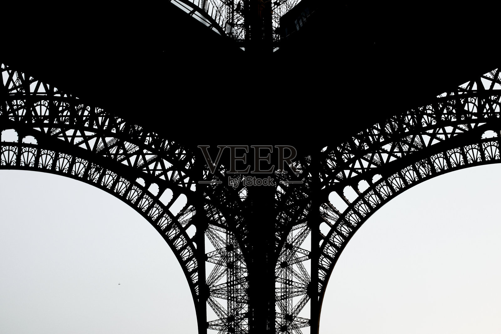 在埃菲尔铁塔下面照片摄影图片