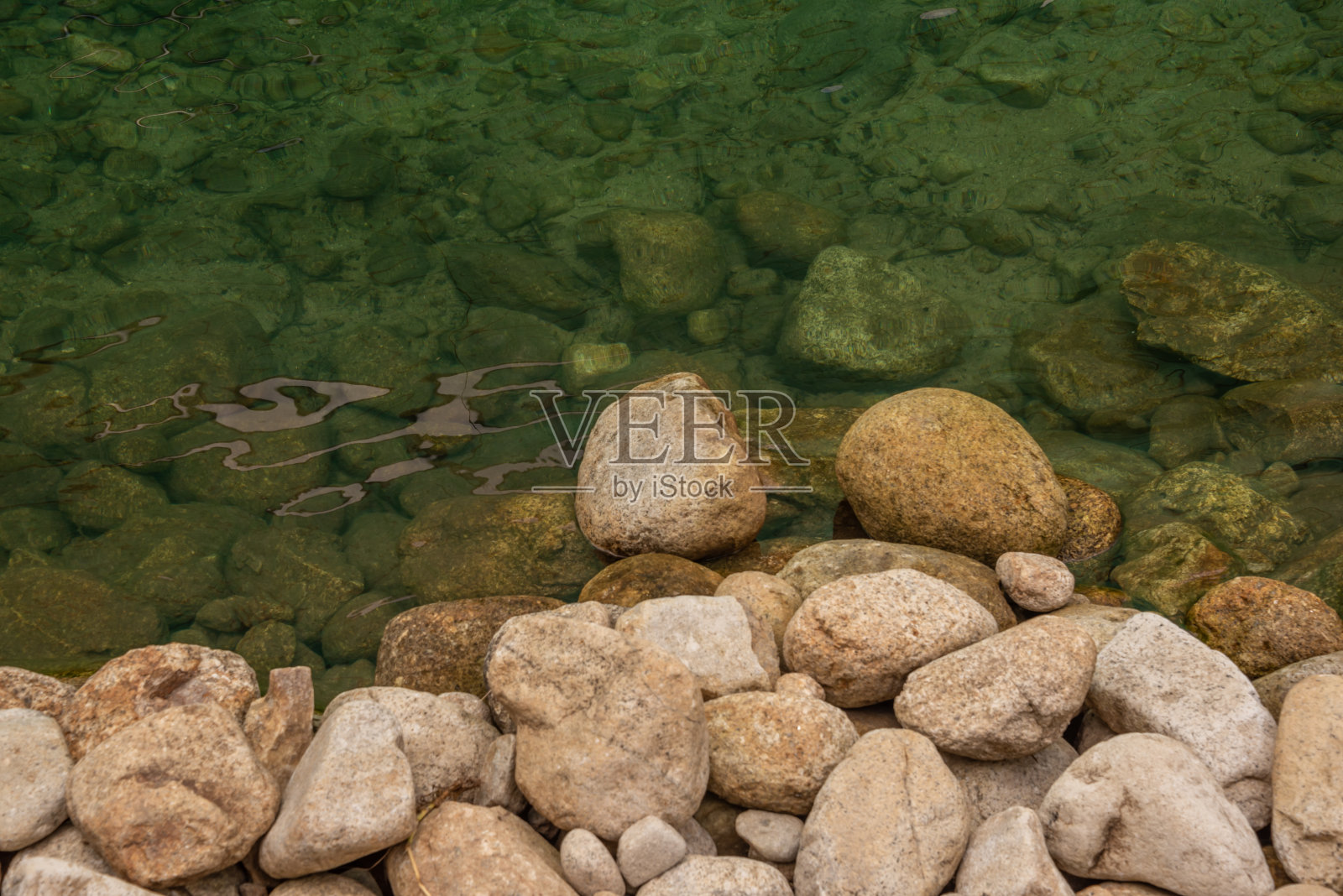 许多石头和清澈的水照片摄影图片