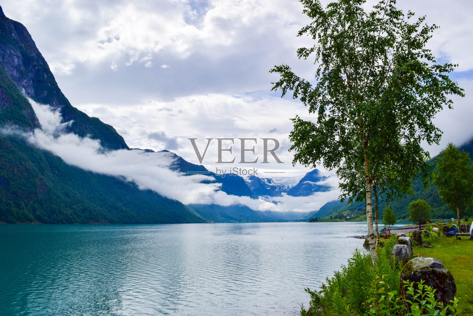 美丽的Oldevatnet冰湖和雾蒙蒙的山脉景观。挪威。照片摄影图片