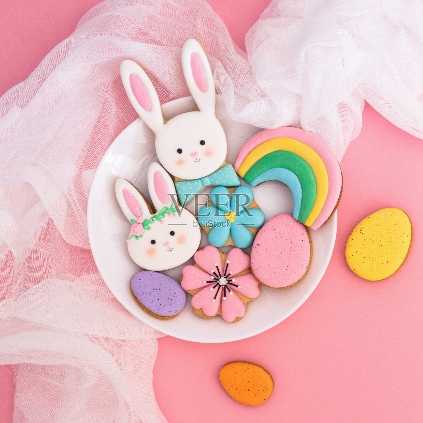 复活节快乐。彩色复活节饼干在粉红色的背景。照片摄影图片