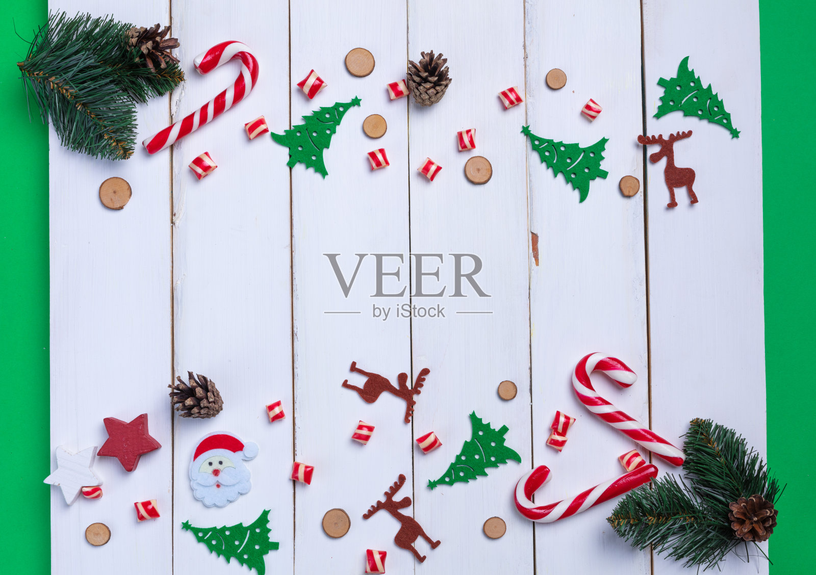 圣诞背景木白色风格与庆祝标志。祝福和新年快乐的贺卡。照片摄影图片