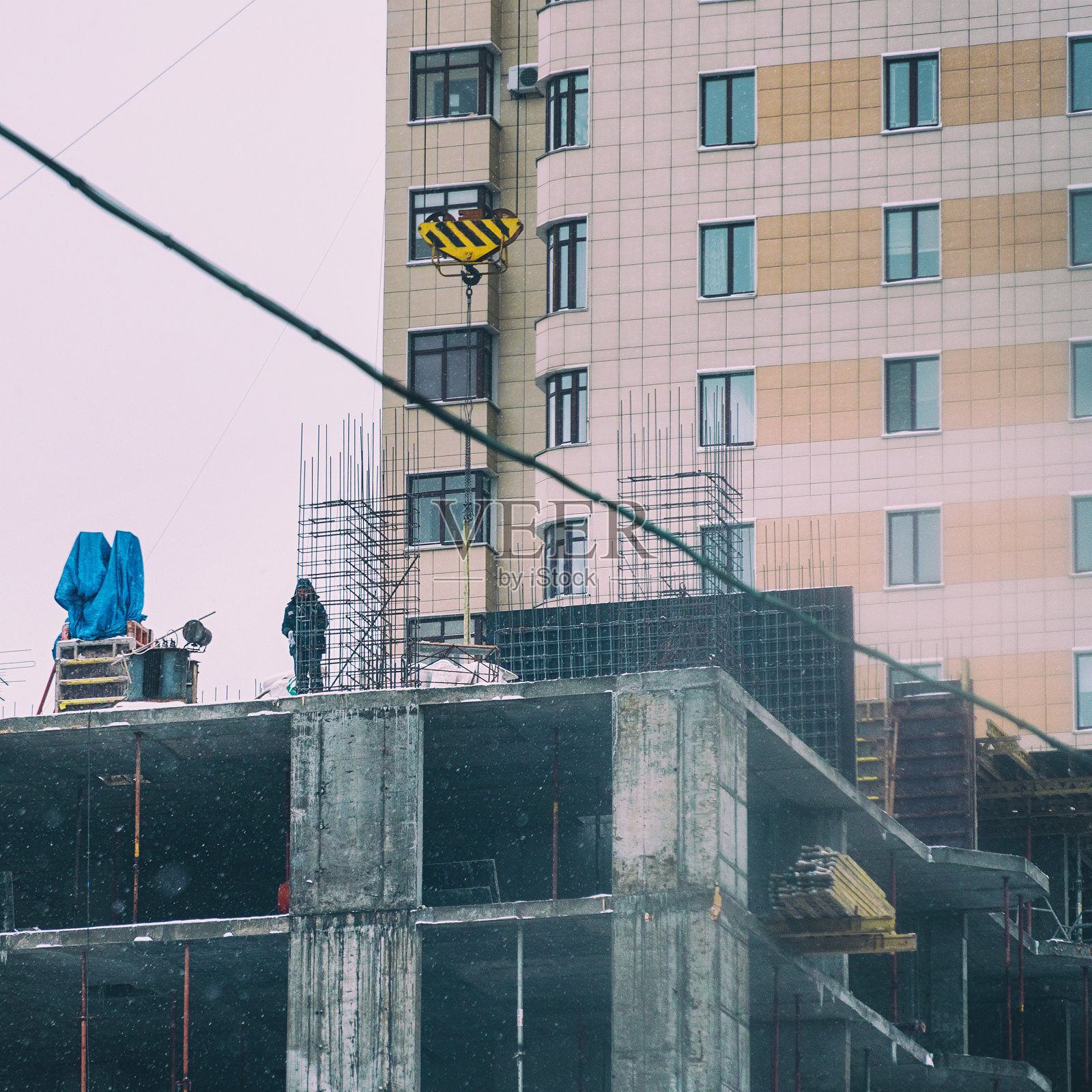 建筑商在一个正在建造的房子的建筑工地上照片摄影图片