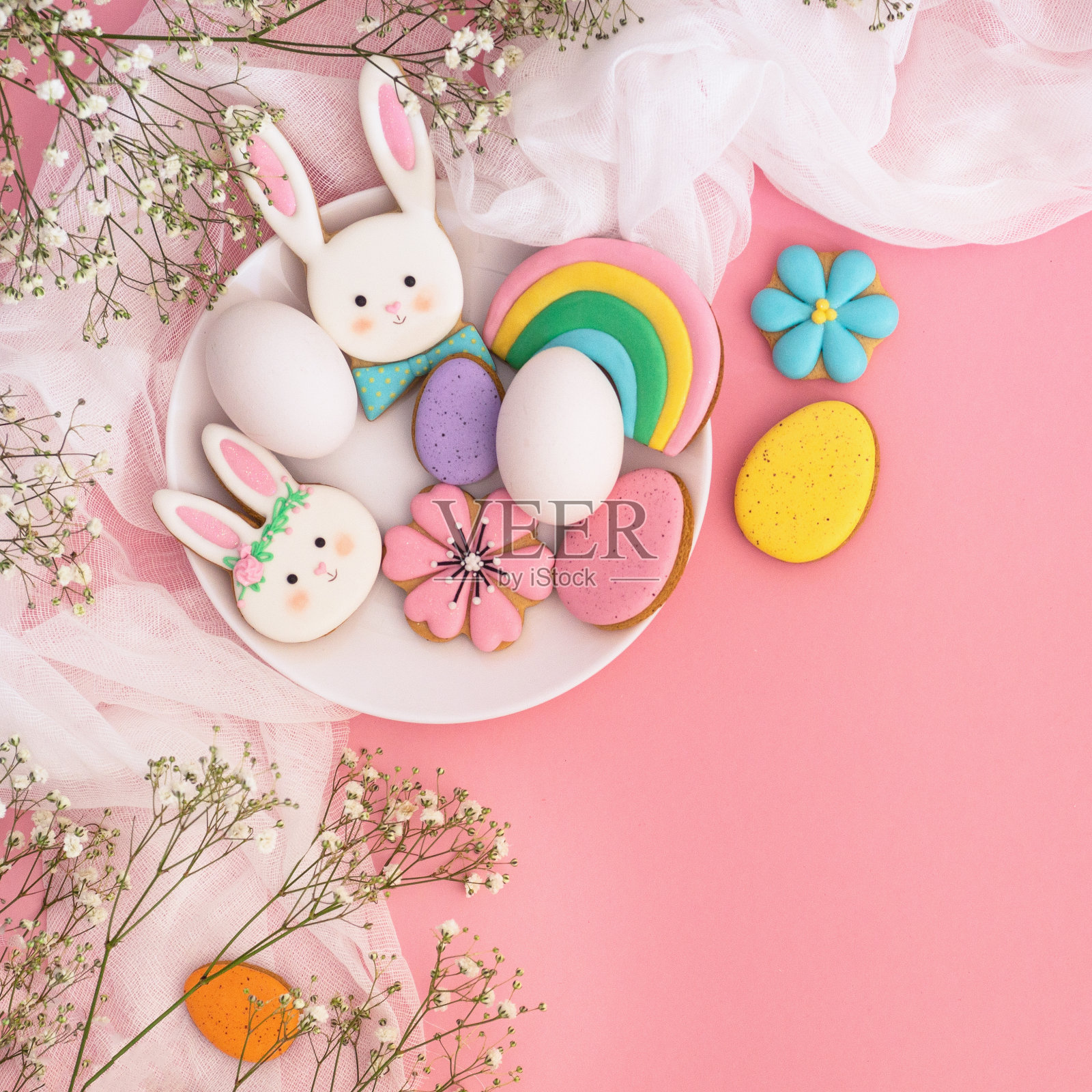 复活节快乐。彩色复活节饼干在粉红色的背景。照片摄影图片