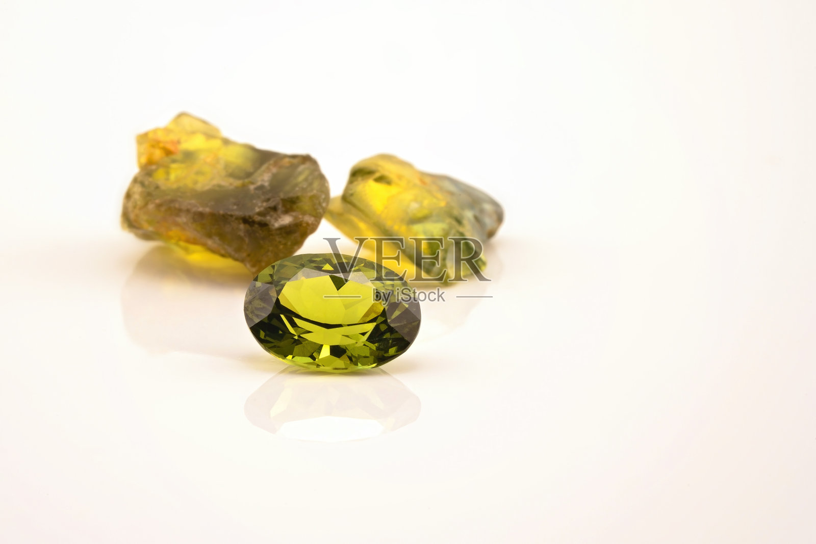 可切割和未切割的蓝宝石照片摄影图片