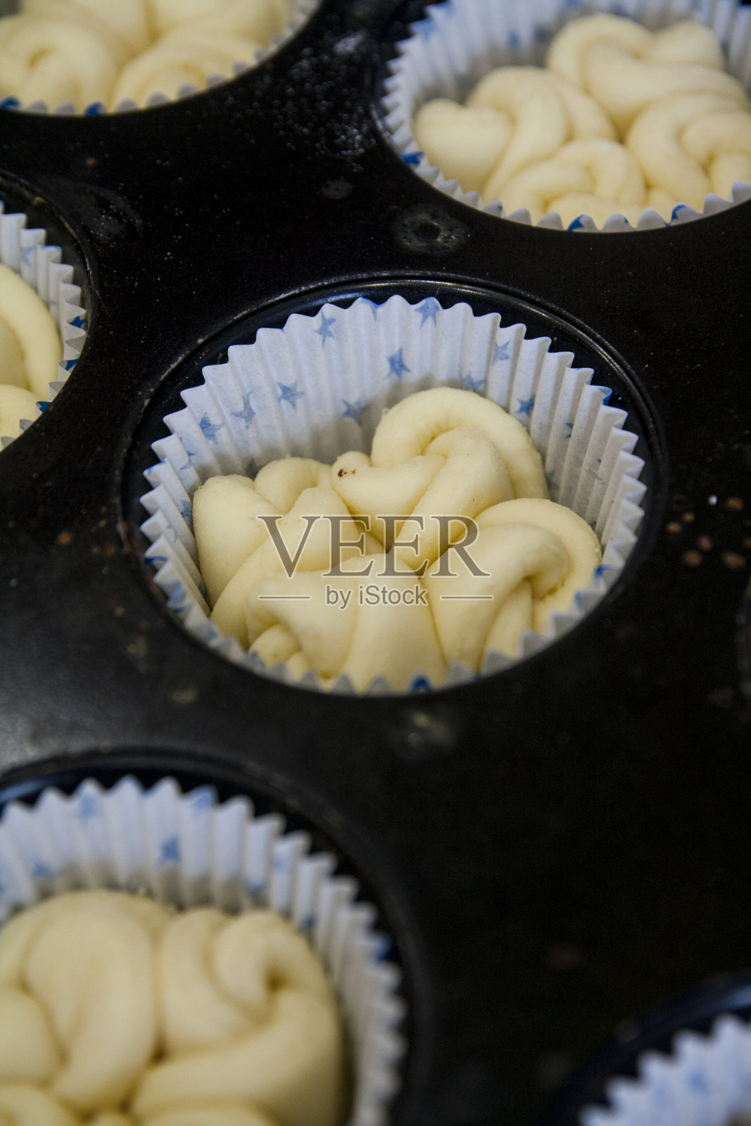 成型、切割、成型甜面包卷和面团卷的过程照片摄影图片