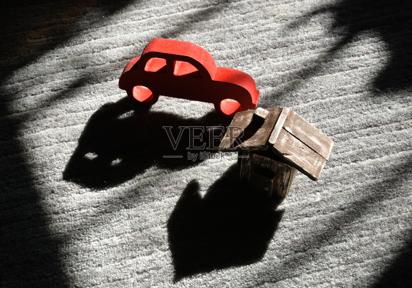 红色的玩具汽车和木制的房子模型照片摄影图片