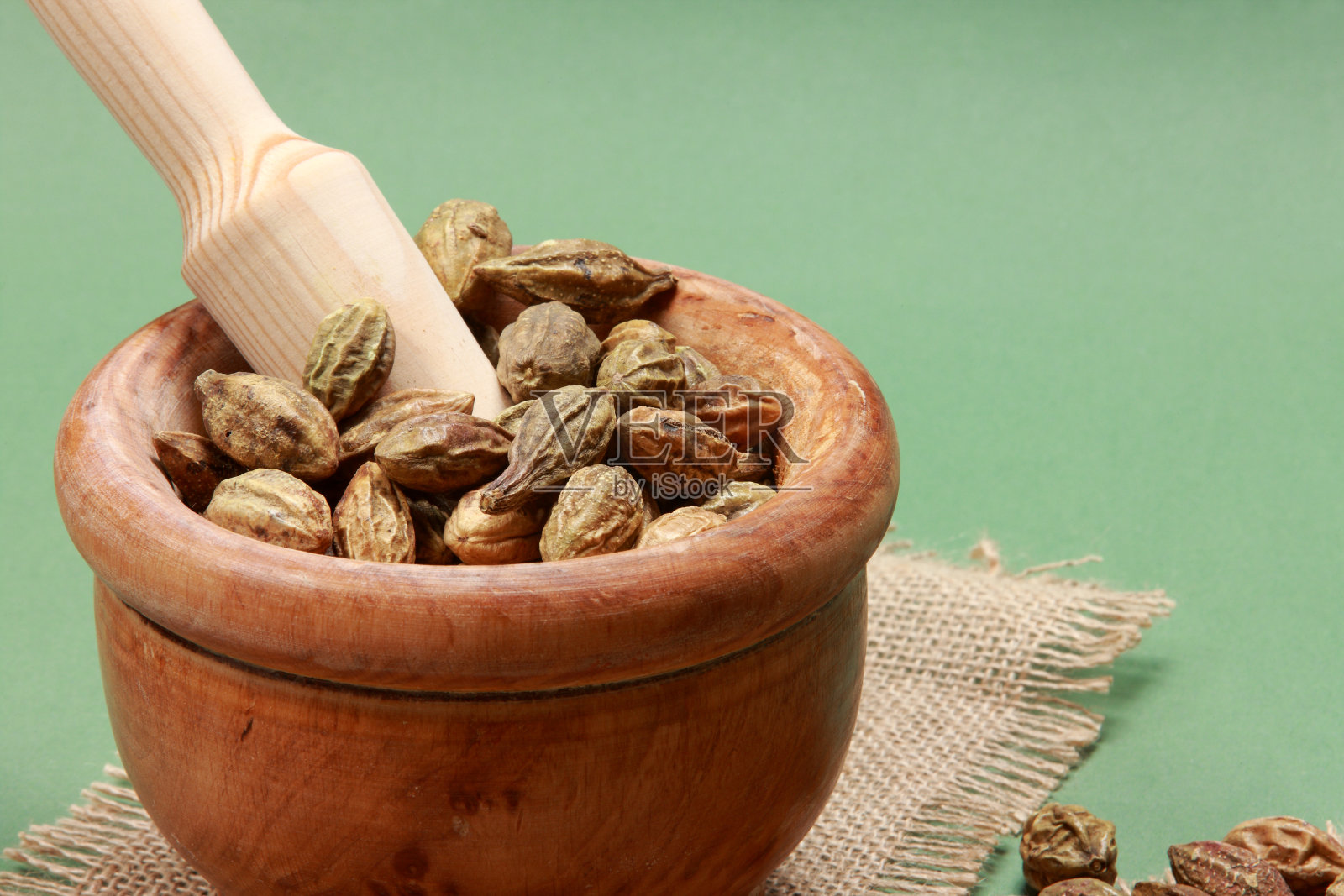 在磨碎之前添加到食谱中的干哈拉水果照片摄影图片