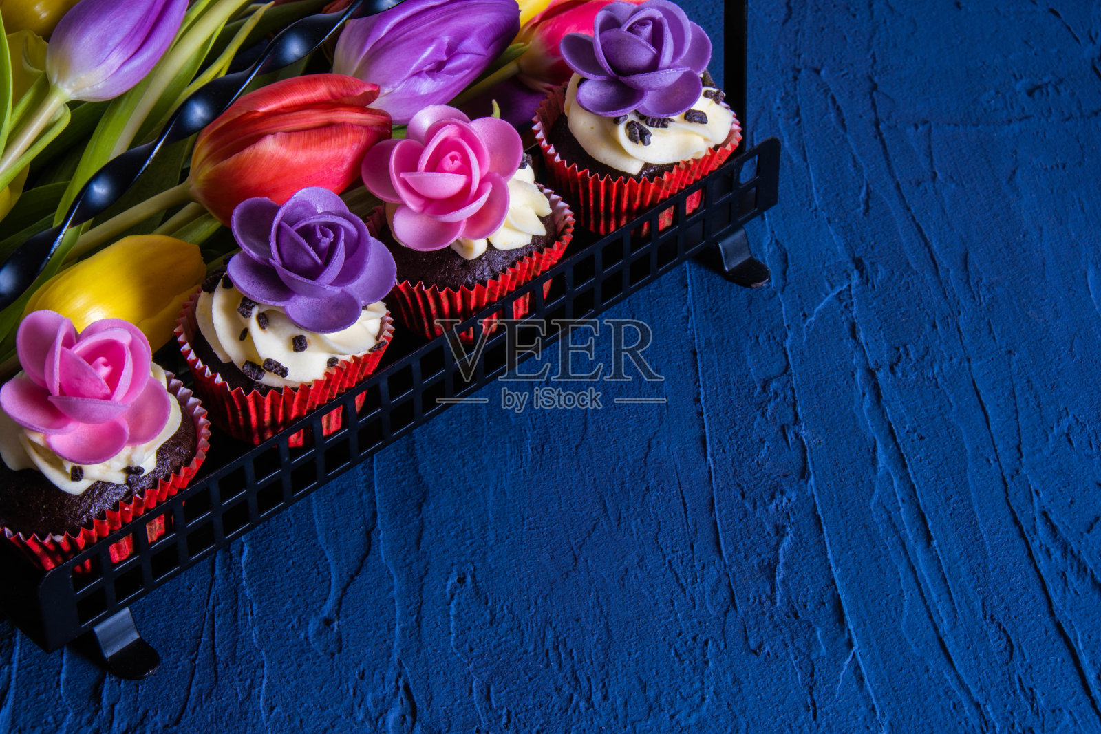 金属篮子里的节日甜松饼照片摄影图片