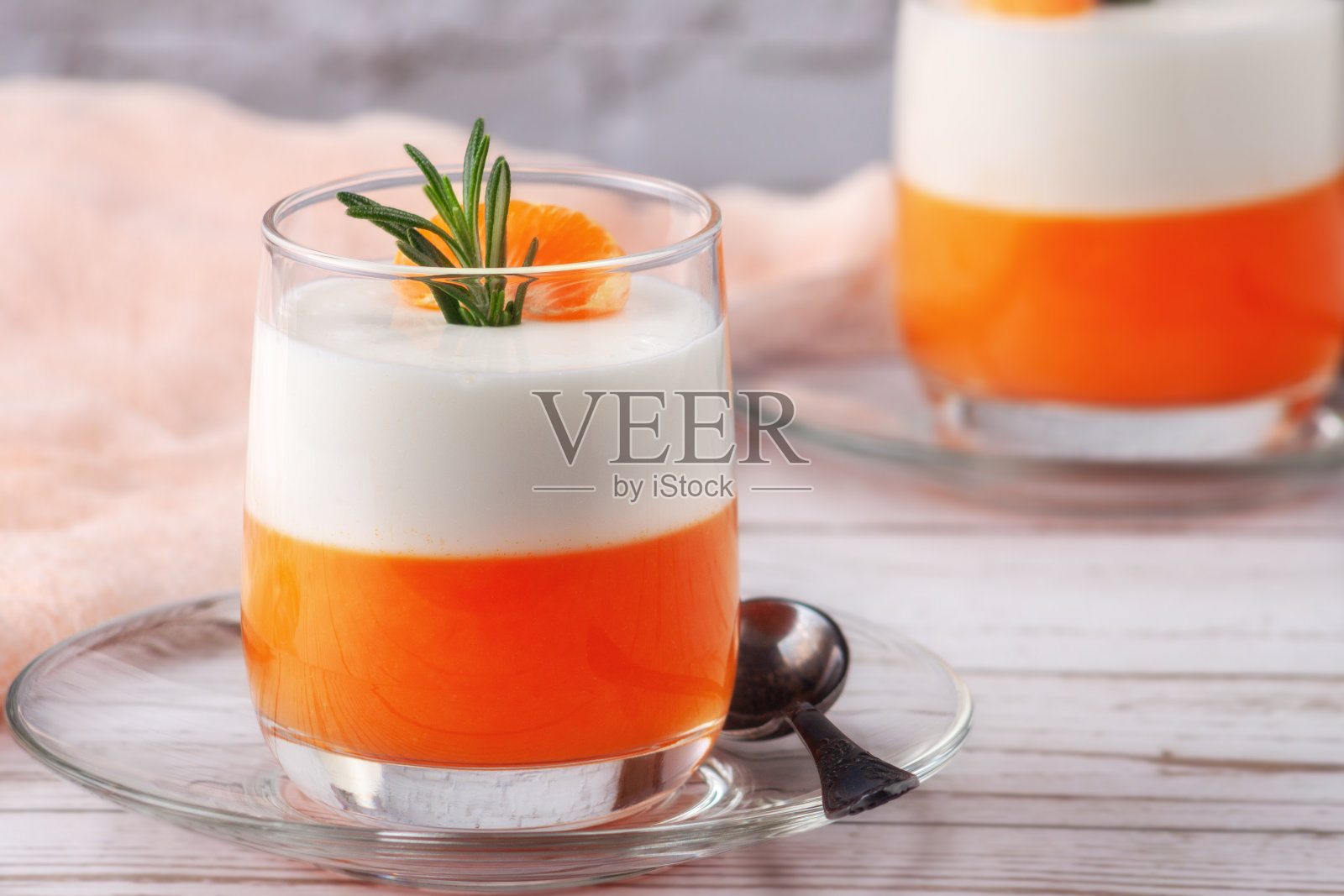 意式奶冻配橘子，果冻和迷迭香，意大利甜点，家常菜。本空间照片摄影图片