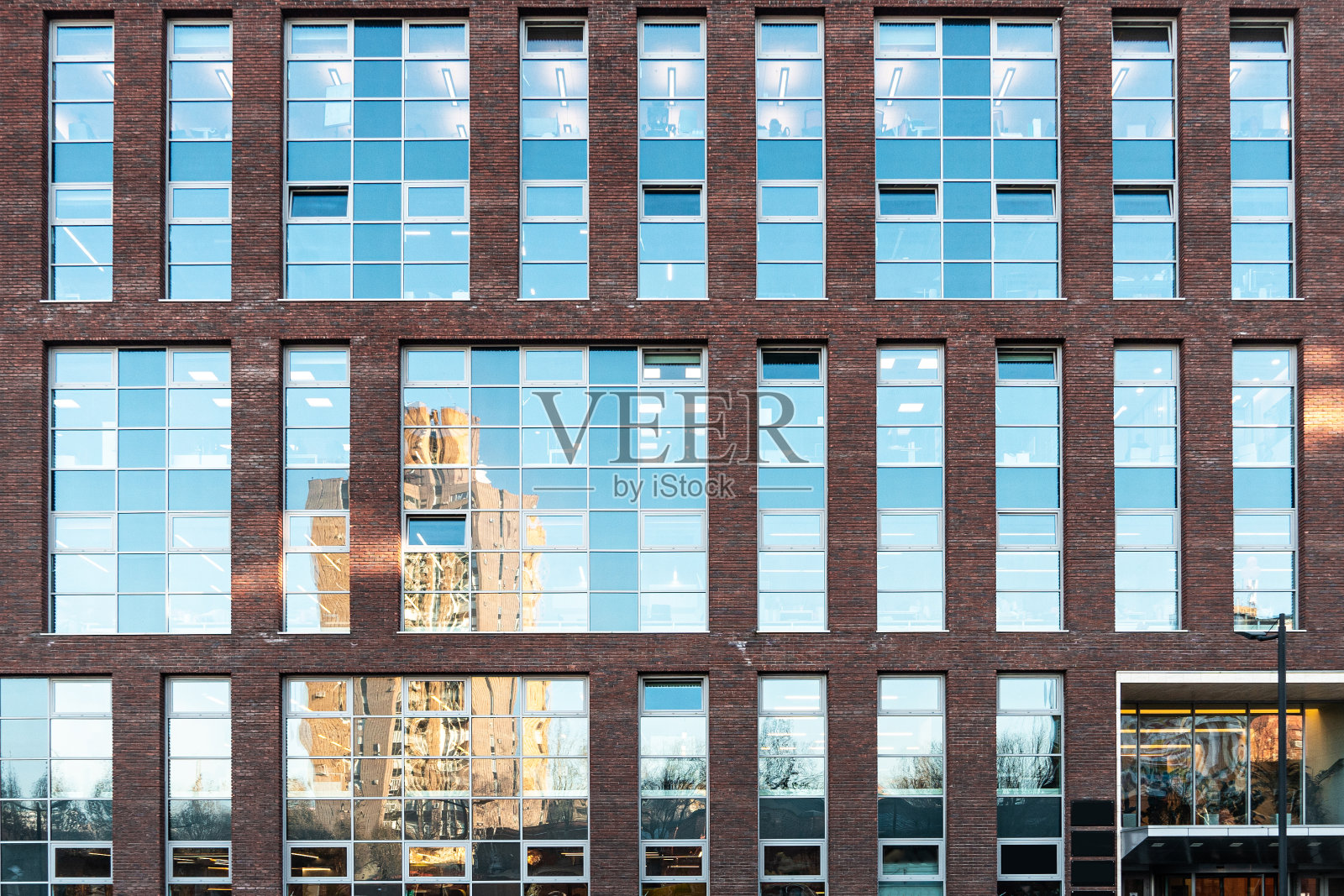 现代办公建筑的玻璃立面纹理。高科技的架构。城市设计元素。窗户里的倒影。照片摄影图片