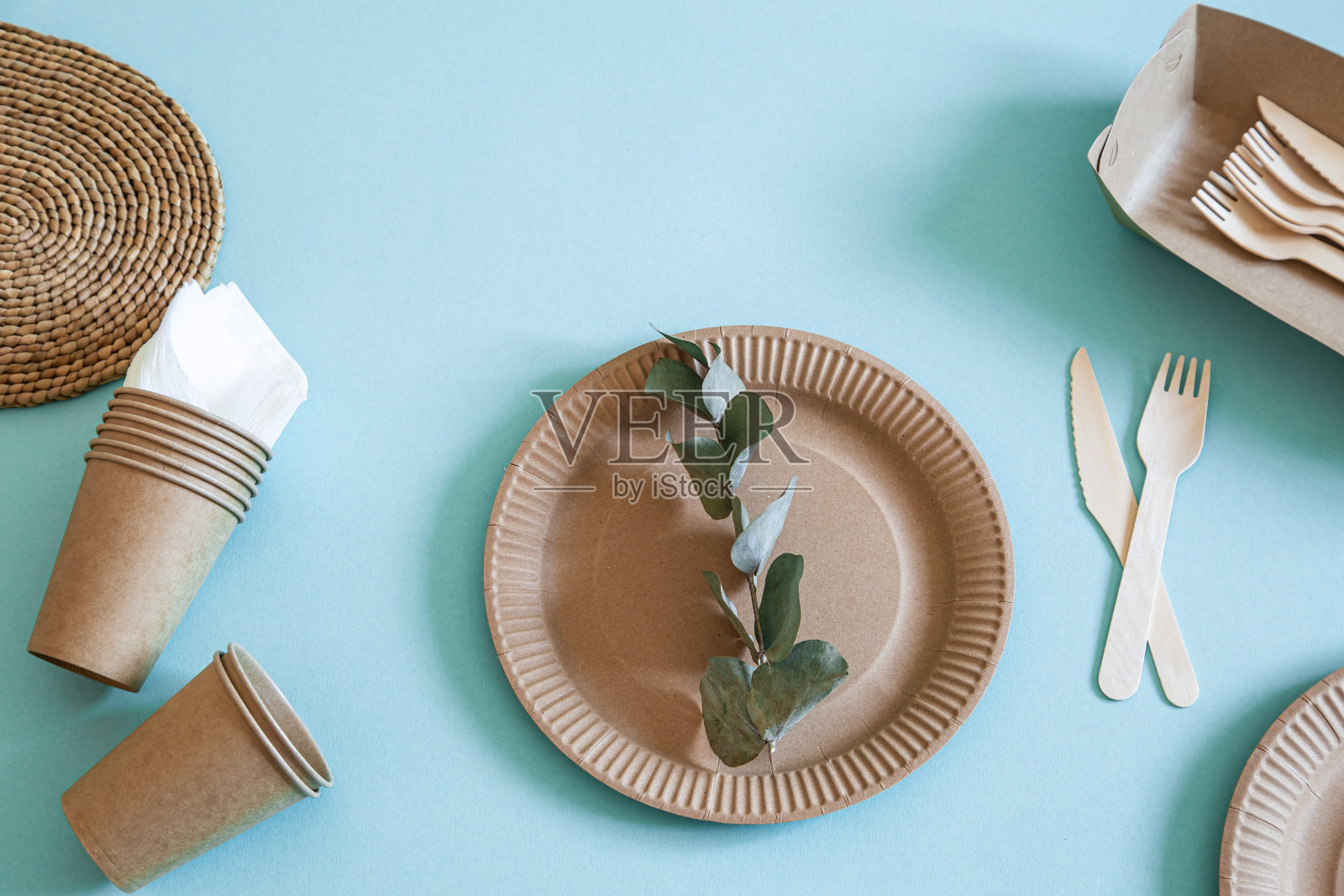 以竹、木、纸等环保一次性用具为背景的趋势研究。照片摄影图片