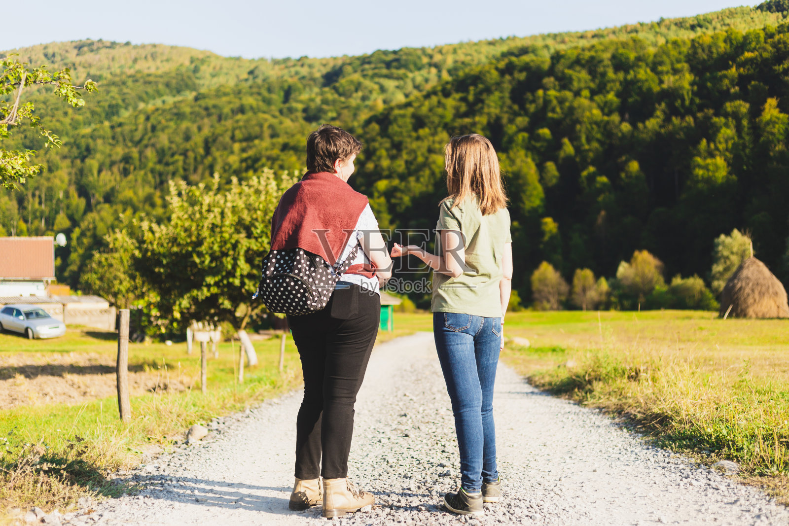 母亲和女儿走路的后视图照片摄影图片