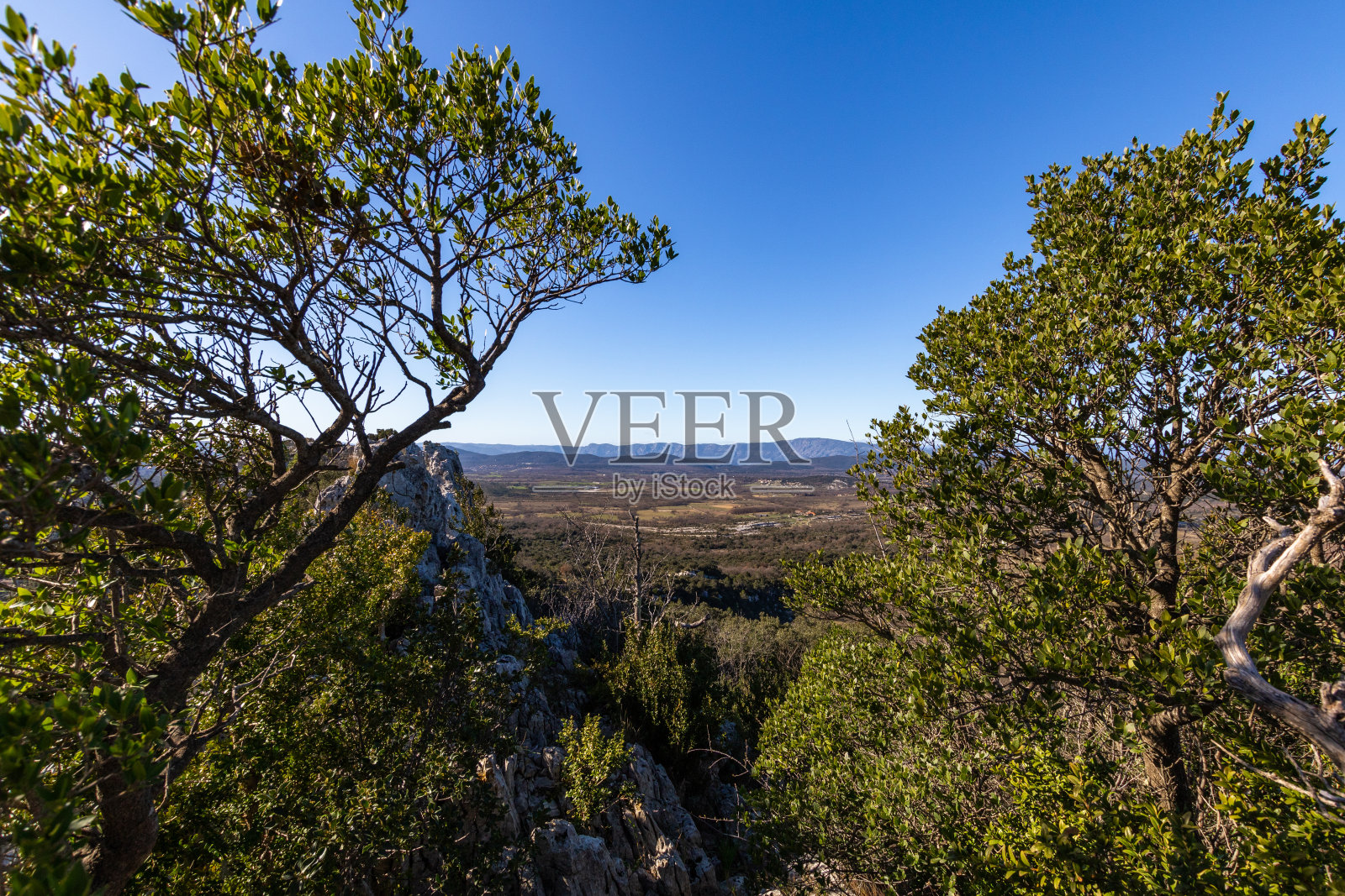 从Hortus山(法国奥西塔尼)山顶俯瞰埃罗的乡村风光照片摄影图片