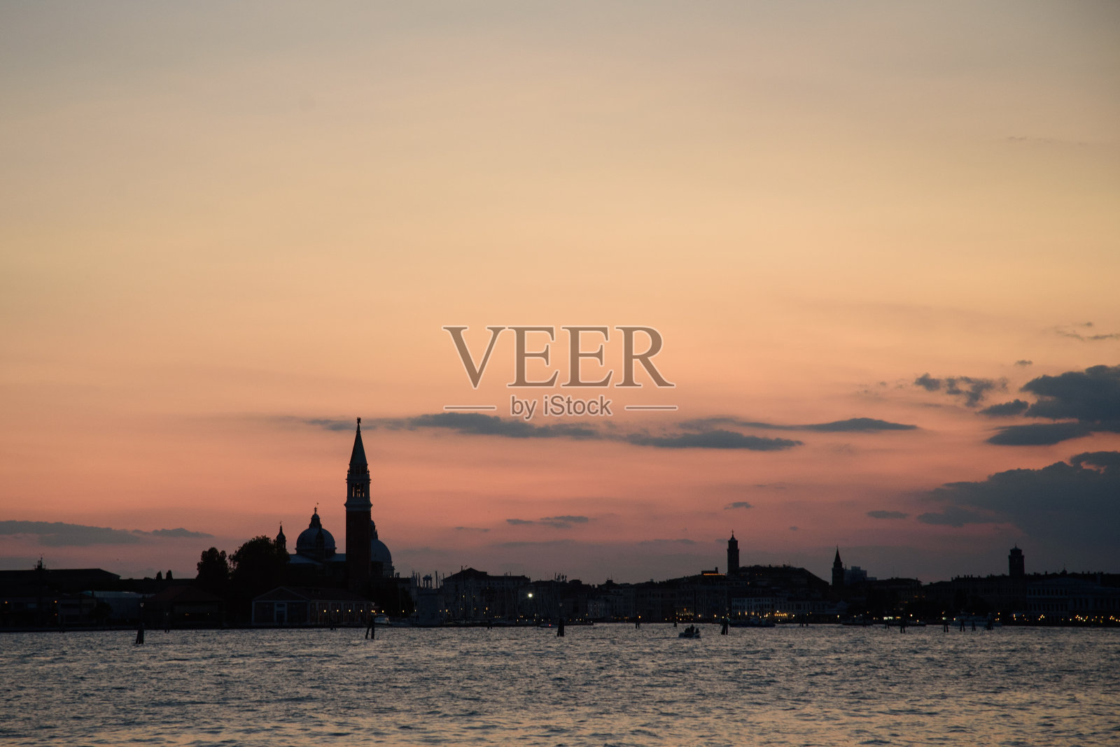 日落时分的圣乔治·马焦雷大教堂照片摄影图片