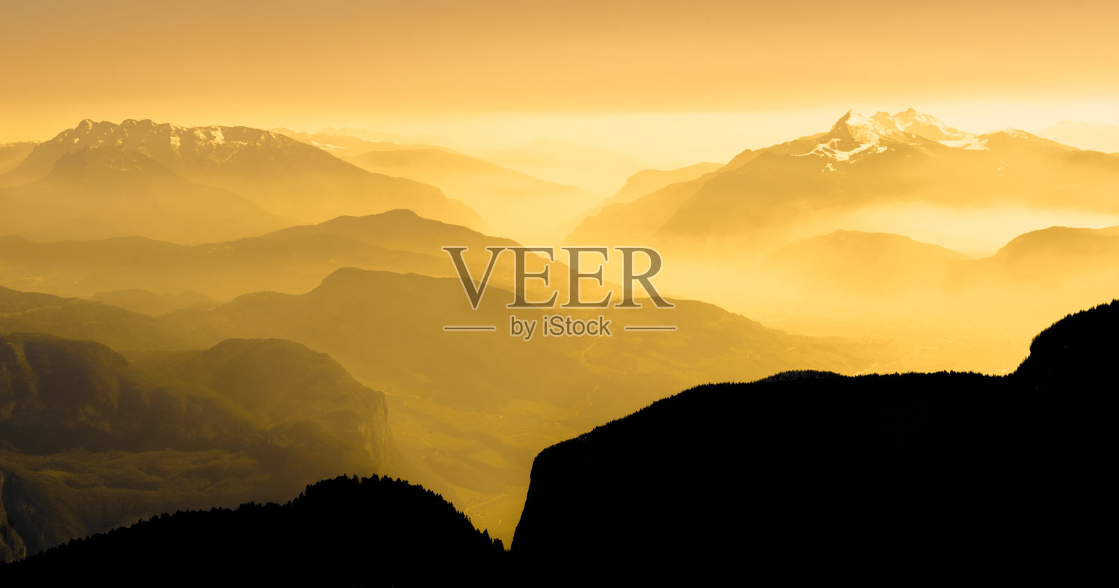 壮观的山脉轮廓和山谷中的雾。照片摄影图片