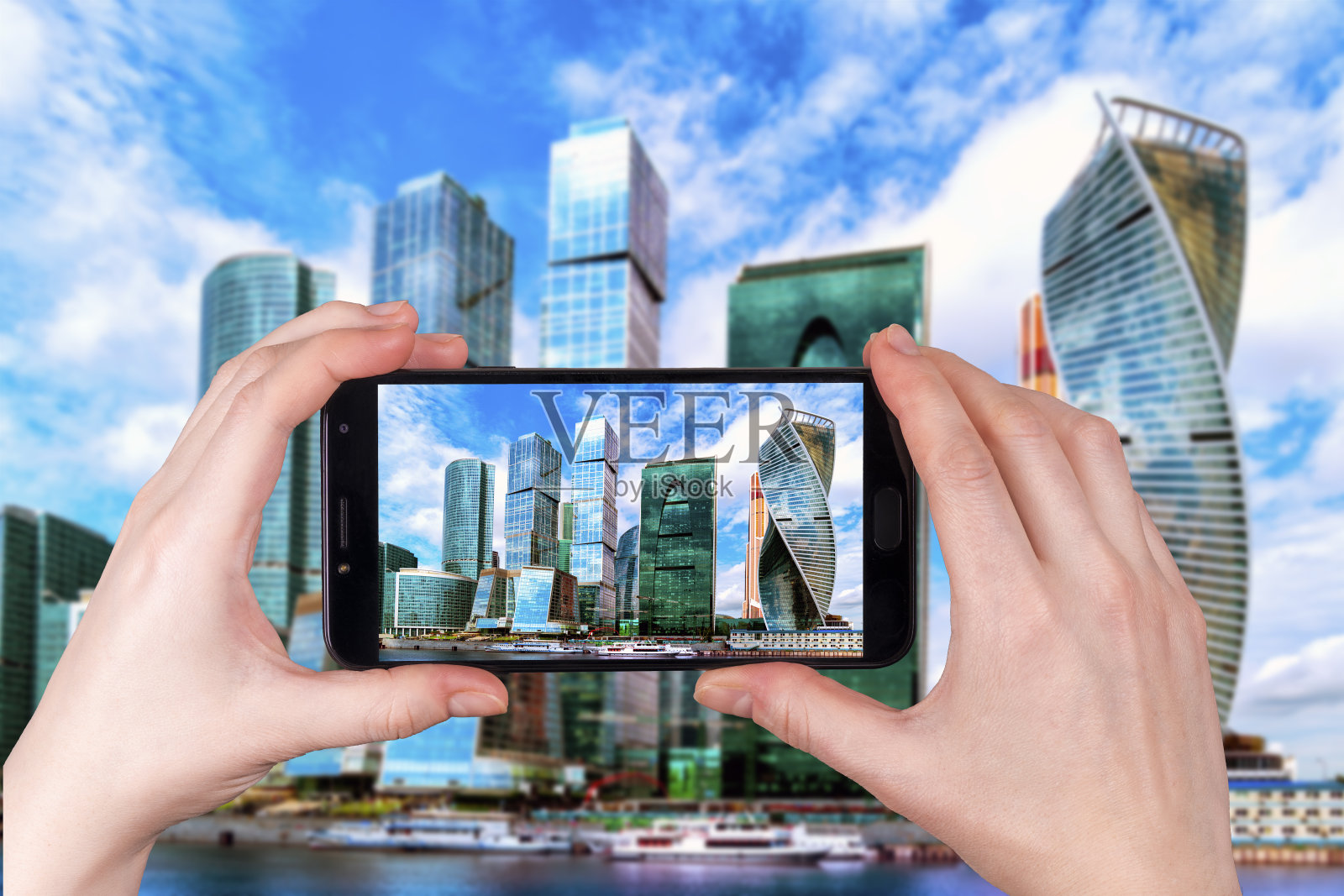 莫斯科，俄罗斯摩天大楼林立的现代城市中心。游客拍照照片摄影图片