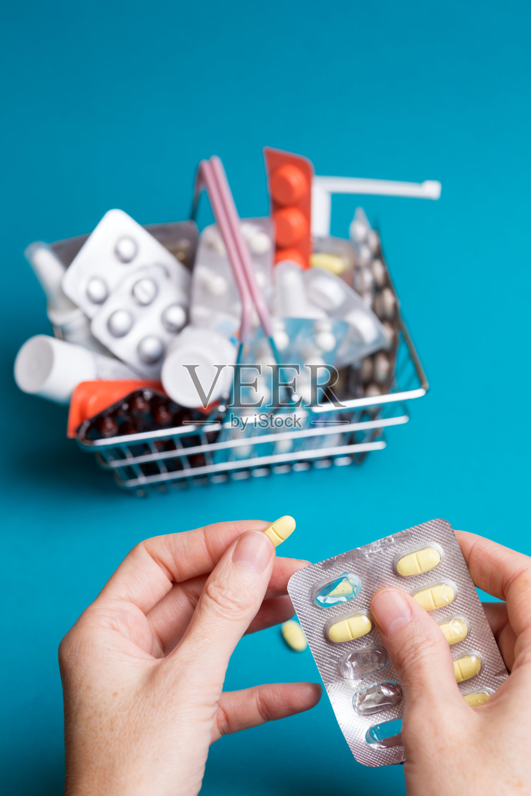 蓝色背景下的购物篮商品和药品价格照片摄影图片