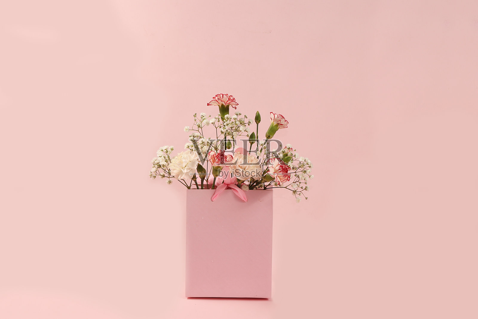 粉红色盒子里的康乃馨，抽象的春季花卉背景。创意现代花束，简约的节日概念。妇女节或母亲节贺卡，生日快乐，婚礼，给爱的人的礼物，文本的地方，屏幕的横幅，照片摄影图片