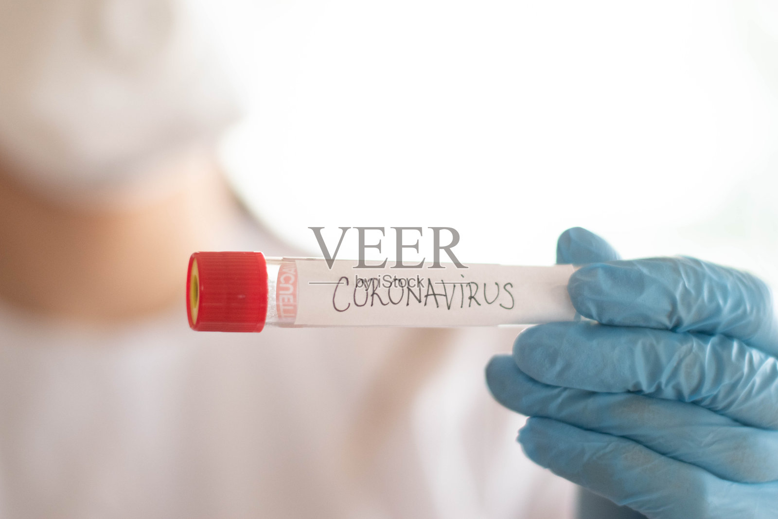 研究人员手持装有冠状病毒的试管，分析和药物抗击疫情照片摄影图片