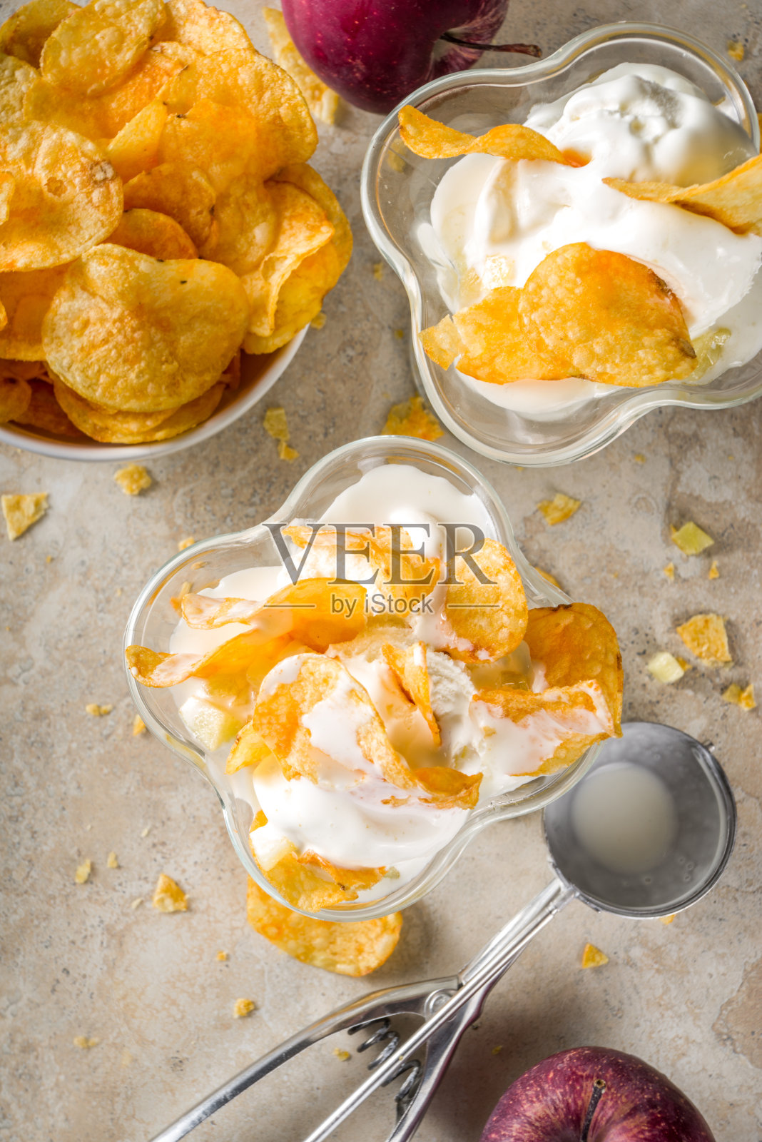 香草冰淇淋加薯片照片摄影图片