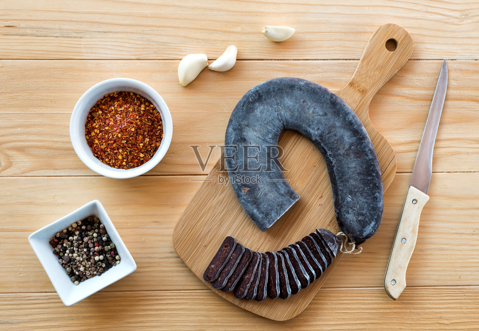 切成薄片的特殊皮洛特马蹄形熨烫香肠- Peglana Pirotska kobasica照片摄影图片