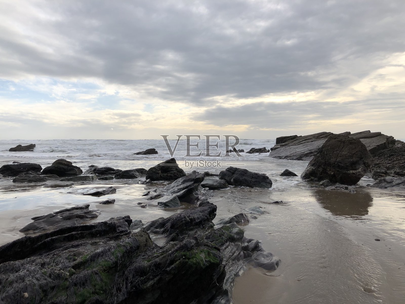 被水包围的岩石照片摄影图片