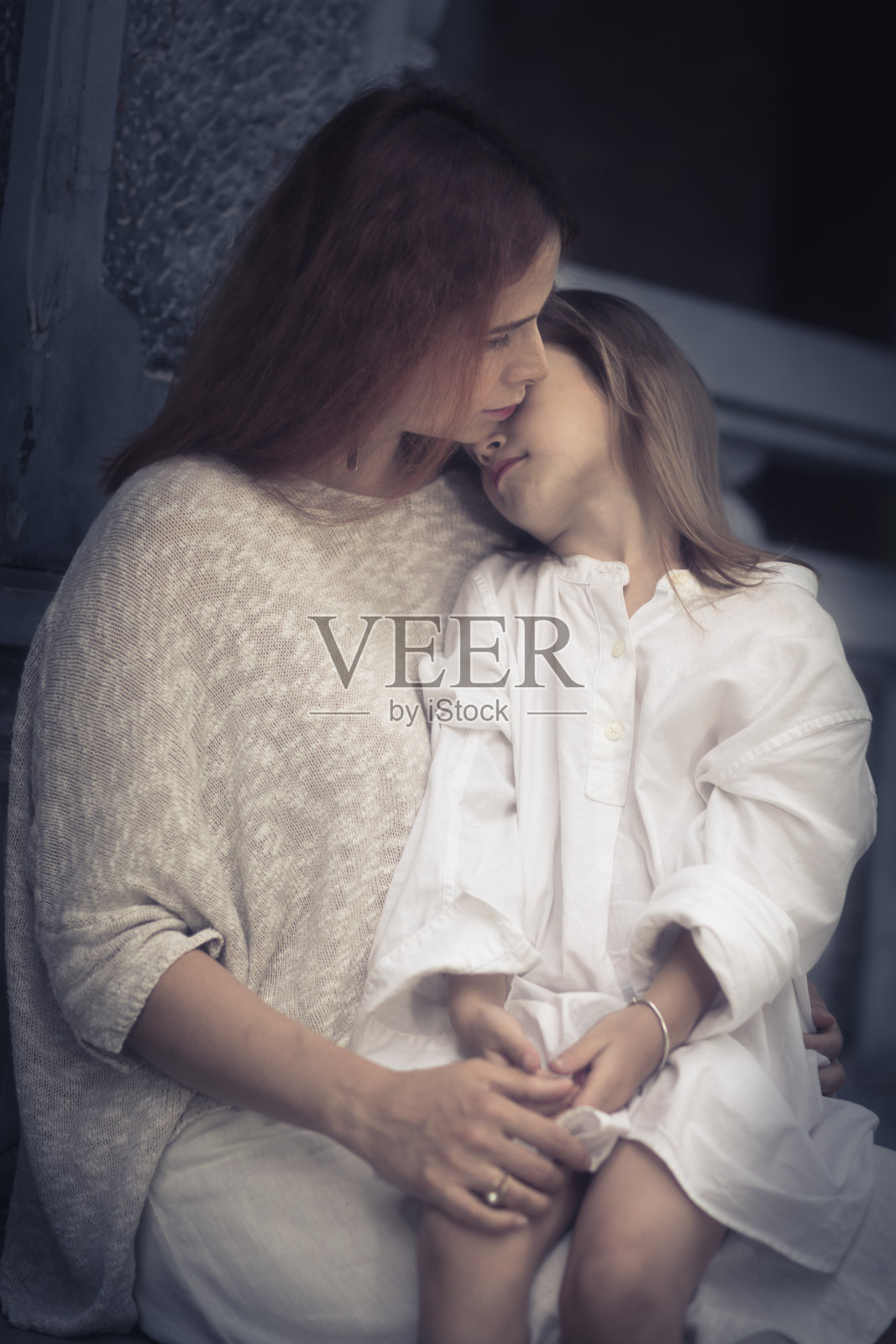 母亲抱着女儿的美丽肖像照片摄影图片