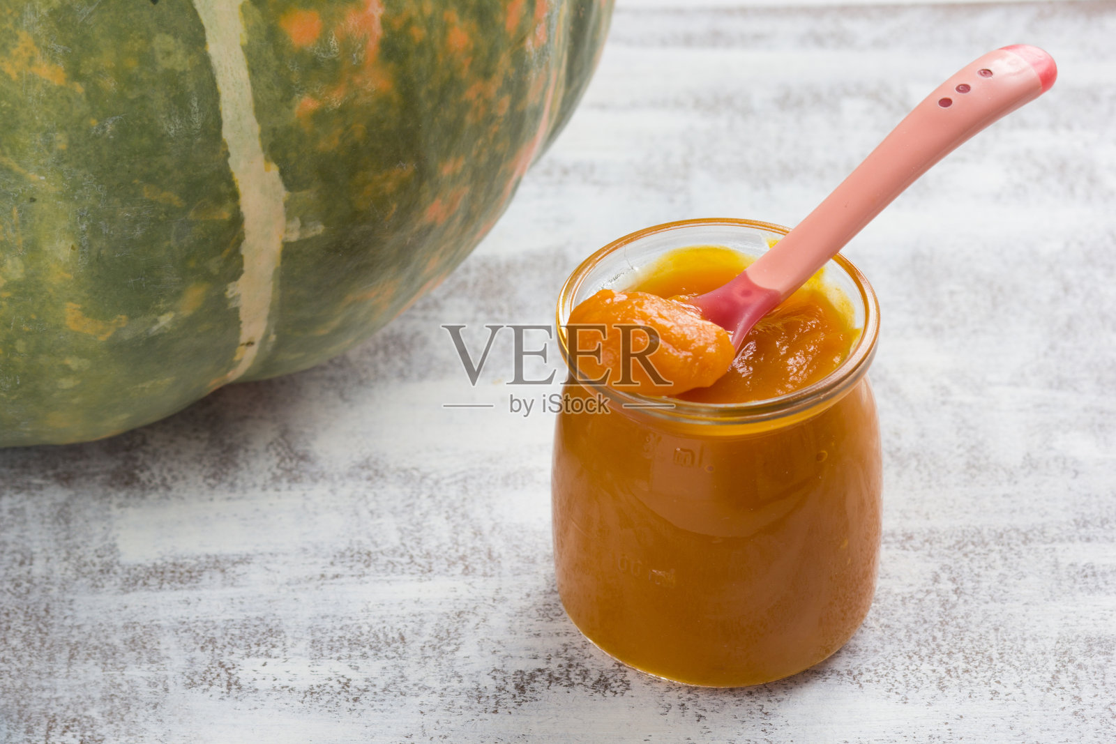 南瓜泥在玻璃罐和勺子在白色的背景照片摄影图片