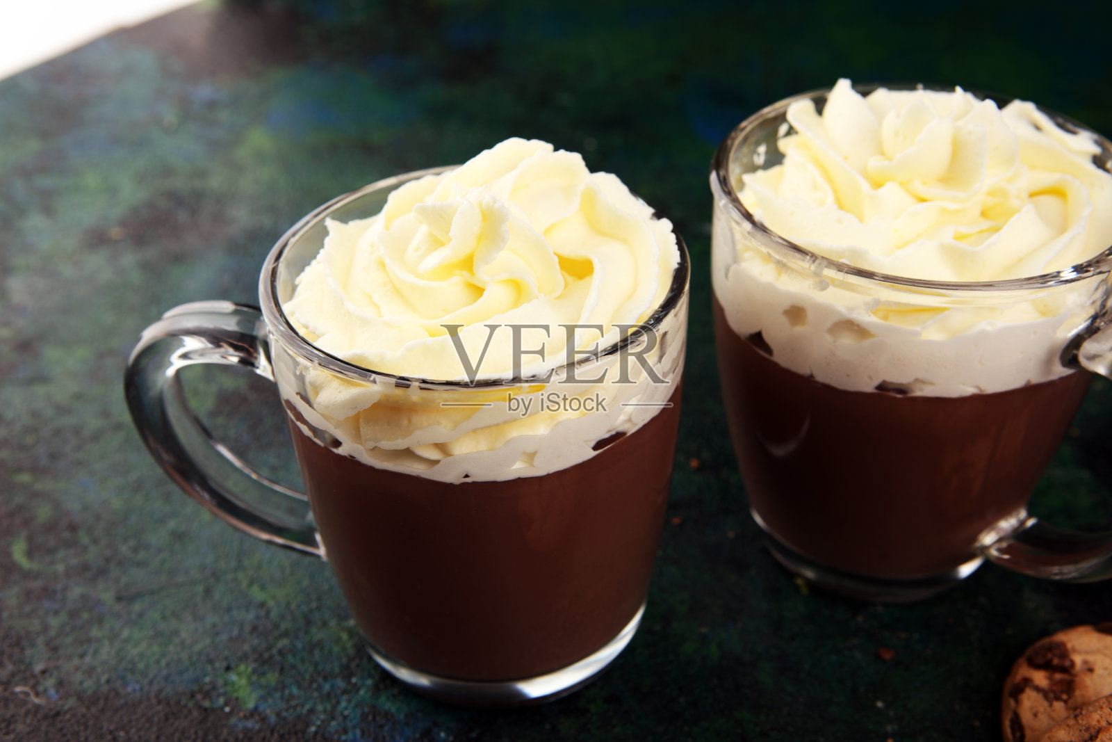 热巧克力，可可，巧克力饼干和鲜奶油照片摄影图片