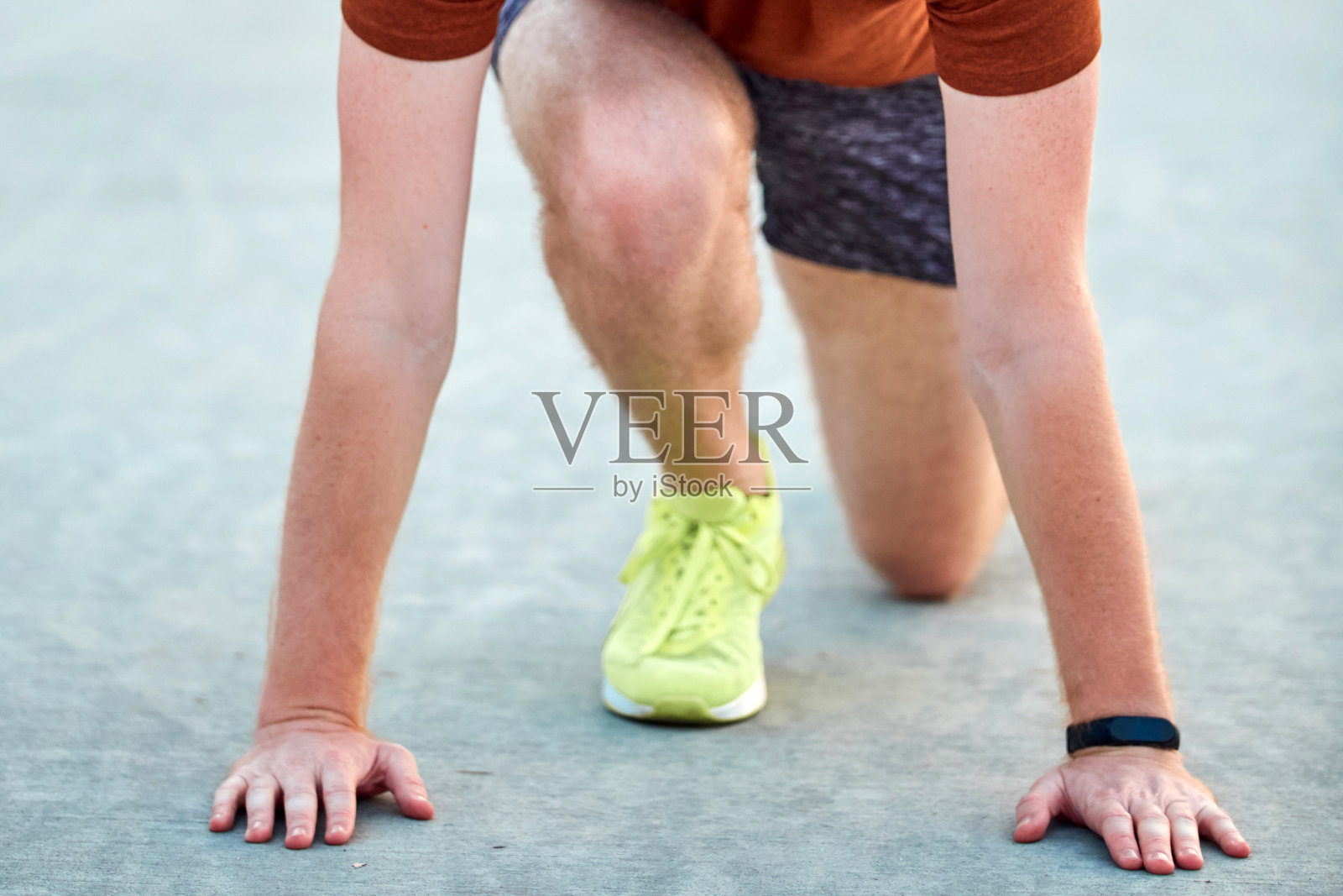 在城市公园里慢跑/锻炼的年轻现代男子。照片摄影图片